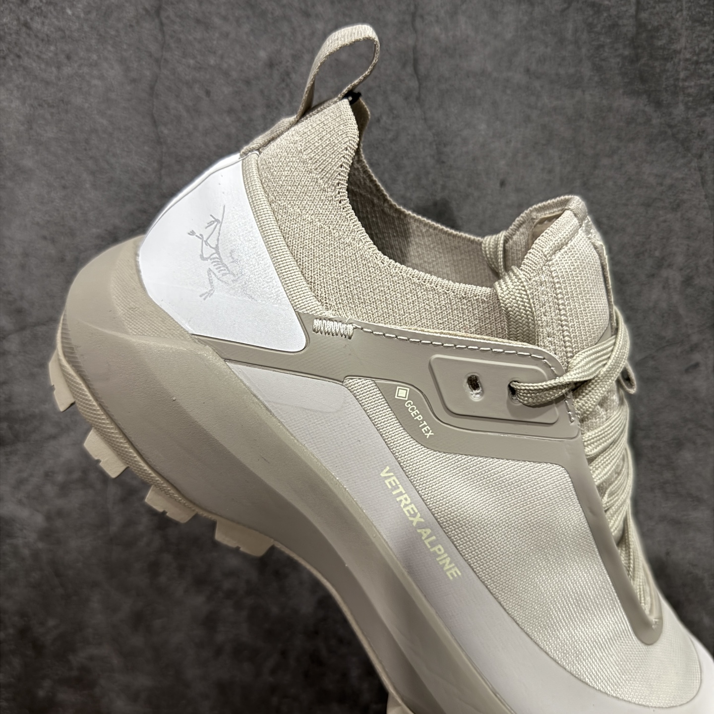 图片[7]-【公司级】Arcteryx始祖鸟 Vertex Alpine GTX M 男女情侣款低帮登山鞋 适合技术路线单日徒步穿着 aerios 鞋受到长途野外跑步鞋的启发 适合在变化的地形上进行快速轻快的徒步旅行穿着，舒适而有支撑性，鞋面更轻薄透气舒适。敏捷、稳定和技术路线上的自信源于vibram® megagrip外底、压缩eva内底以及一体的tpu 尺码：36-45-选品中心