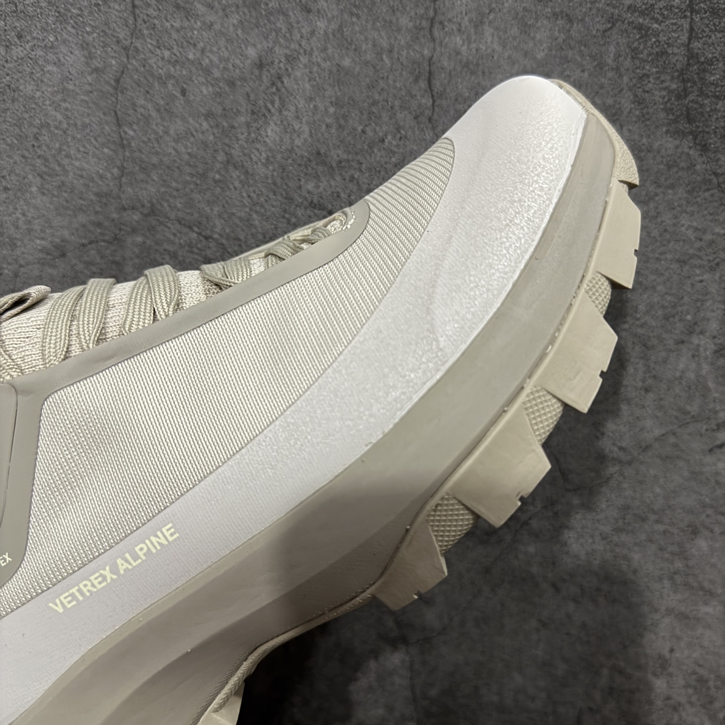 图片[6]-【公司级】Arcteryx始祖鸟 Vertex Alpine GTX M 男女情侣款低帮登山鞋 适合技术路线单日徒步穿着 aerios 鞋受到长途野外跑步鞋的启发 适合在变化的地形上进行快速轻快的徒步旅行穿着，舒适而有支撑性，鞋面更轻薄透气舒适。敏捷、稳定和技术路线上的自信源于vibram® megagrip外底、压缩eva内底以及一体的tpu 尺码：36-45-选品中心