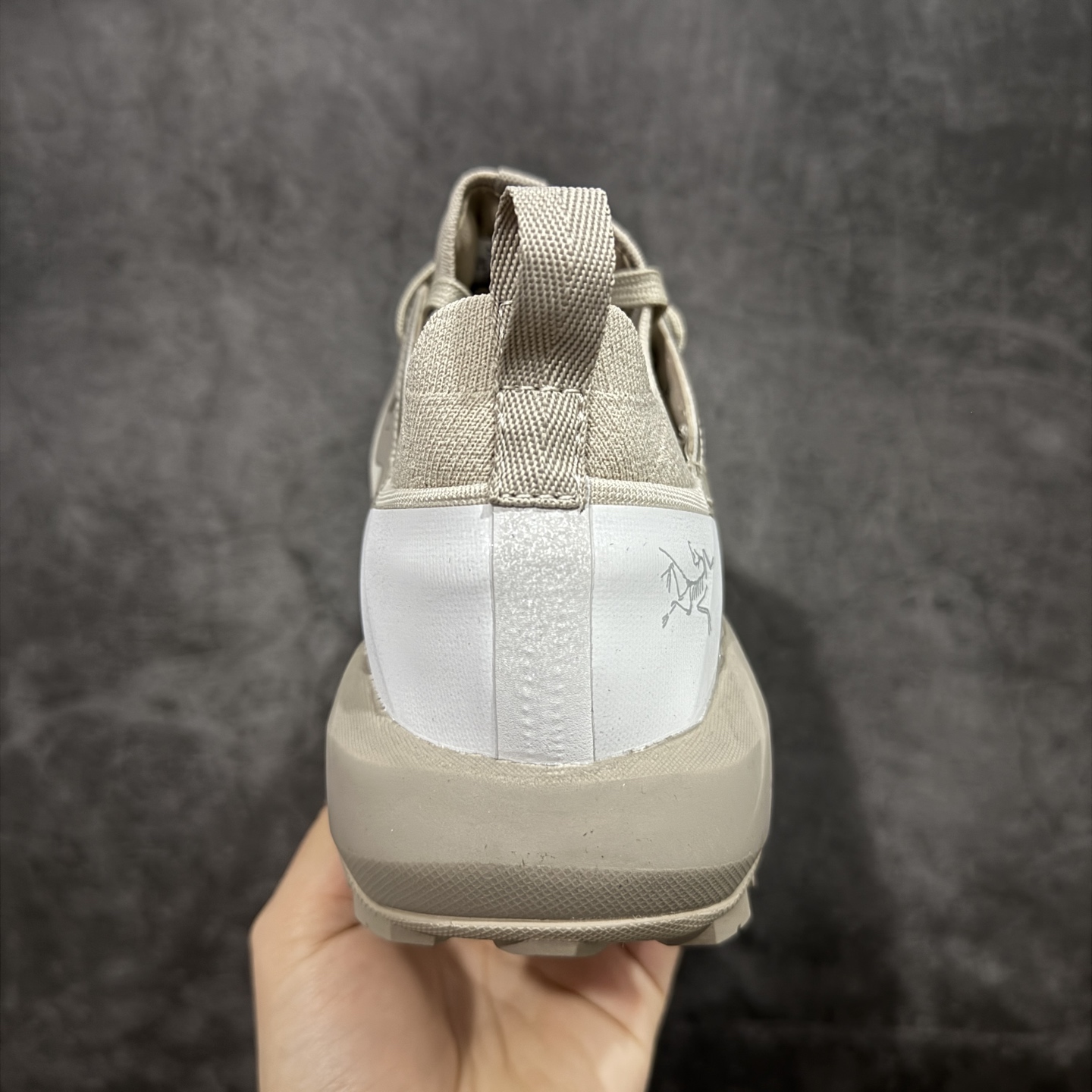 图片[4]-【公司级】Arcteryx始祖鸟 Vertex Alpine GTX M 男女情侣款低帮登山鞋 适合技术路线单日徒步穿着 aerios 鞋受到长途野外跑步鞋的启发 适合在变化的地形上进行快速轻快的徒步旅行穿着，舒适而有支撑性，鞋面更轻薄透气舒适。敏捷、稳定和技术路线上的自信源于vibram® megagrip外底、压缩eva内底以及一体的tpu 尺码：36-45-选品中心