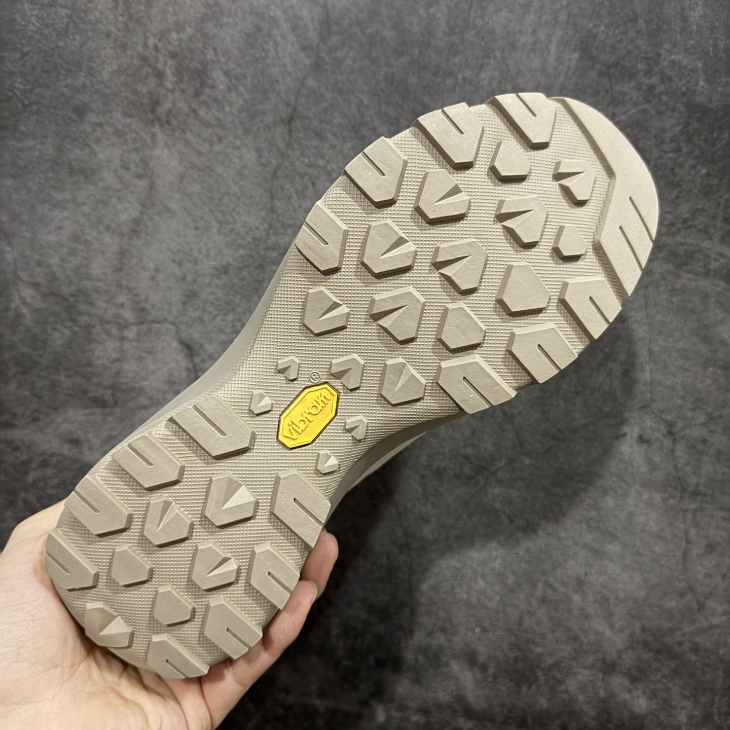 图片[9]-【公司级】Arcteryx始祖鸟 Vertex Alpine GTX M 男女情侣款低帮登山鞋 适合技术路线单日徒步穿着 aerios 鞋受到长途野外跑步鞋的启发 适合在变化的地形上进行快速轻快的徒步旅行穿着，舒适而有支撑性，鞋面更轻薄透气舒适。敏捷、稳定和技术路线上的自信源于vibram® megagrip外底、压缩eva内底以及一体的tpu 尺码：36-45-选品中心