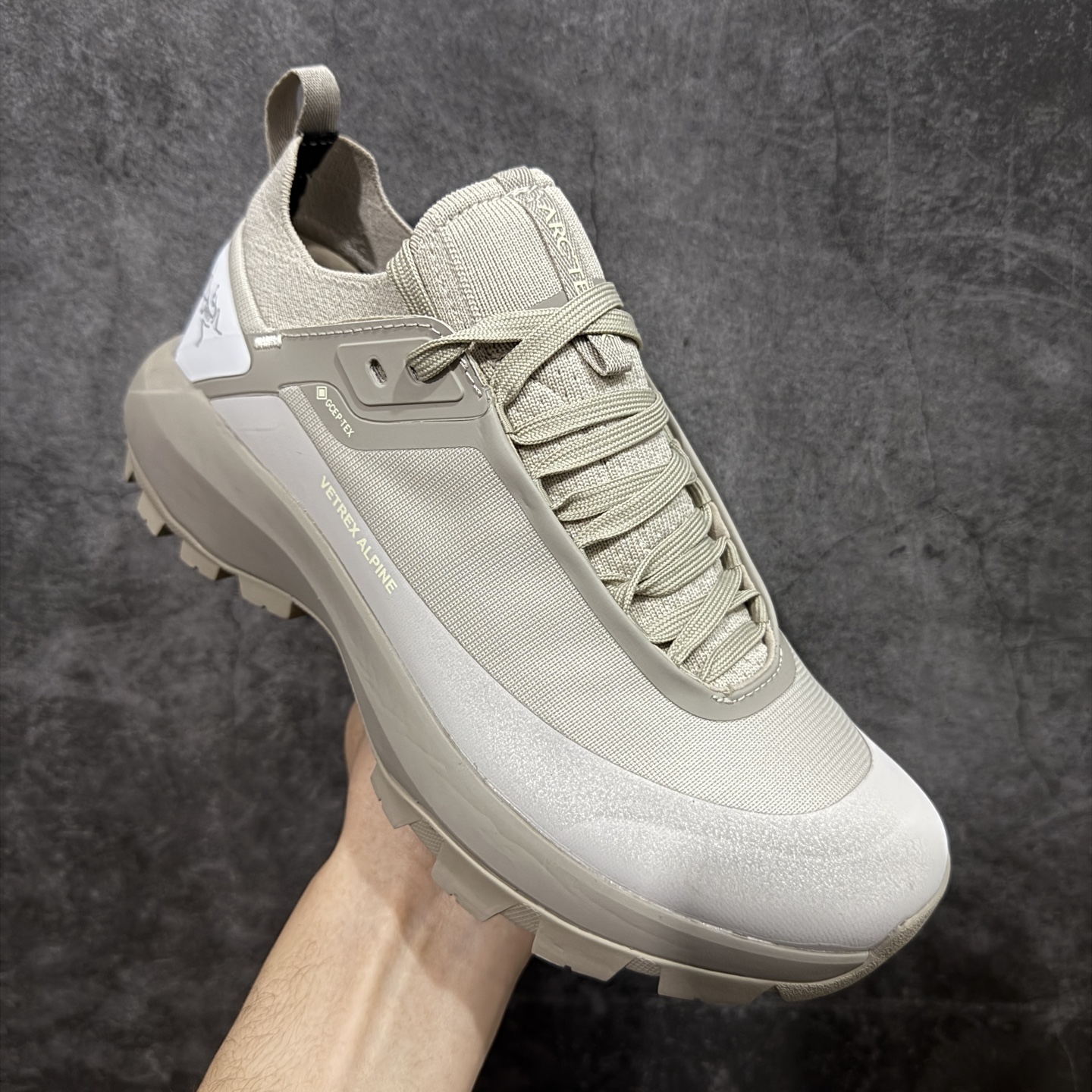 图片[3]-【公司级】Arcteryx始祖鸟 Vertex Alpine GTX M 男女情侣款低帮登山鞋 适合技术路线单日徒步穿着 aerios 鞋受到长途野外跑步鞋的启发 适合在变化的地形上进行快速轻快的徒步旅行穿着，舒适而有支撑性，鞋面更轻薄透气舒适。敏捷、稳定和技术路线上的自信源于vibram® megagrip外底、压缩eva内底以及一体的tpu 尺码：36-45-选品中心