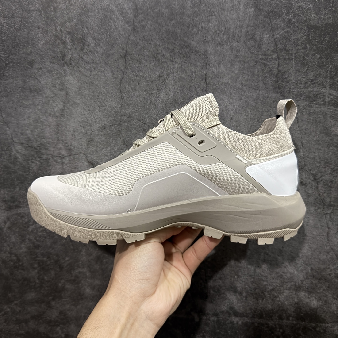 图片[2]-【公司级】Arcteryx始祖鸟 Vertex Alpine GTX M 男女情侣款低帮登山鞋 适合技术路线单日徒步穿着 aerios 鞋受到长途野外跑步鞋的启发 适合在变化的地形上进行快速轻快的徒步旅行穿着，舒适而有支撑性，鞋面更轻薄透气舒适。敏捷、稳定和技术路线上的自信源于vibram® megagrip外底、压缩eva内底以及一体的tpu 尺码：36-45-选品中心