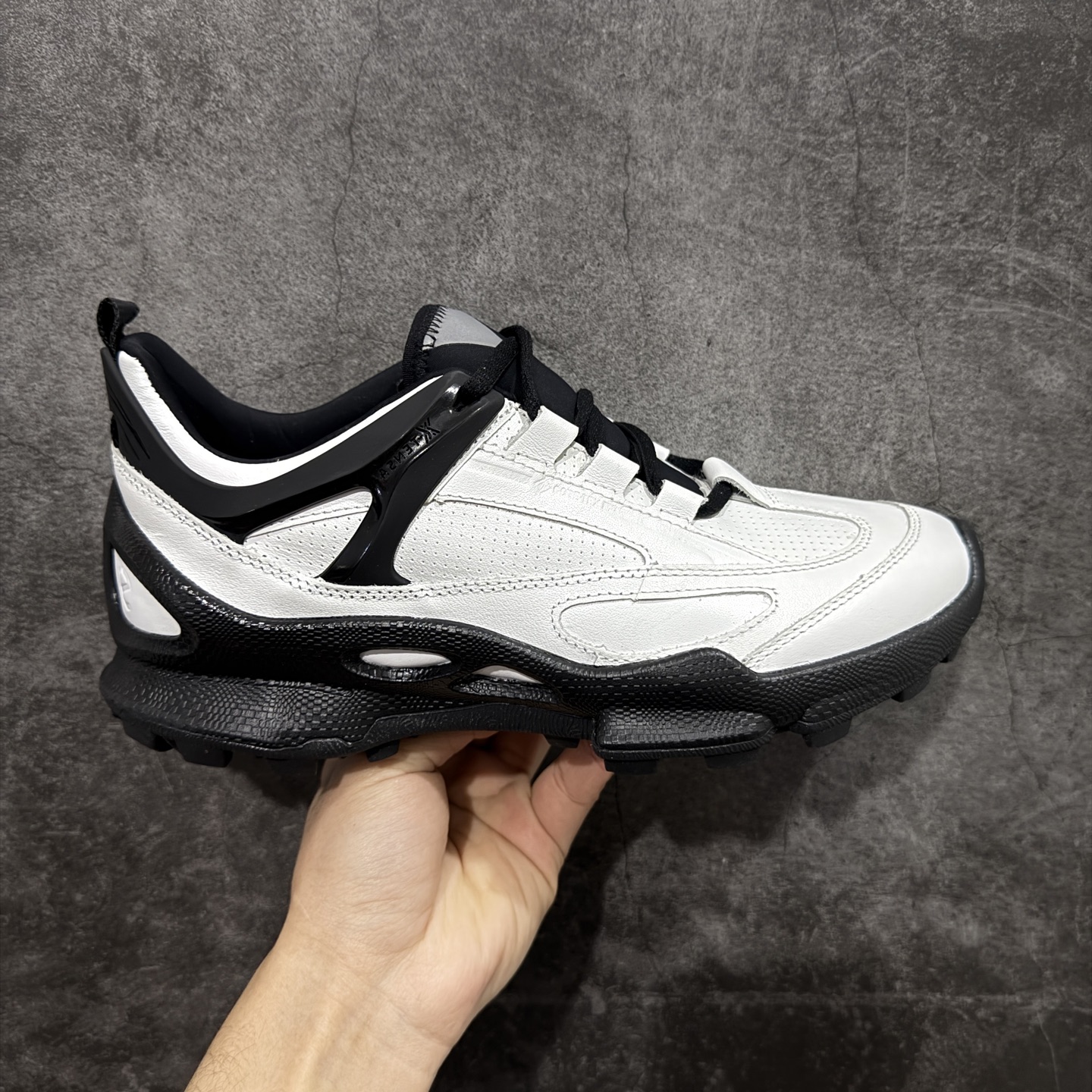 【顶级版】Ecco 爱步 健步探索系列 BIOM防滑真皮运动鞋 牛皮鞋面 纹理自然 柔韧耐穿 直接注塑工艺连接鞋面与鞋底 一体成型 合脚耐穿 橡胶外底 适应多种地形 防滑耐磨 强劲抓地 BIOM核心自然律动科技 符合人体工学 长效缓震 能量回弹 踏风前行 自然律动 裸足科技 尺码：39-44-选品中心