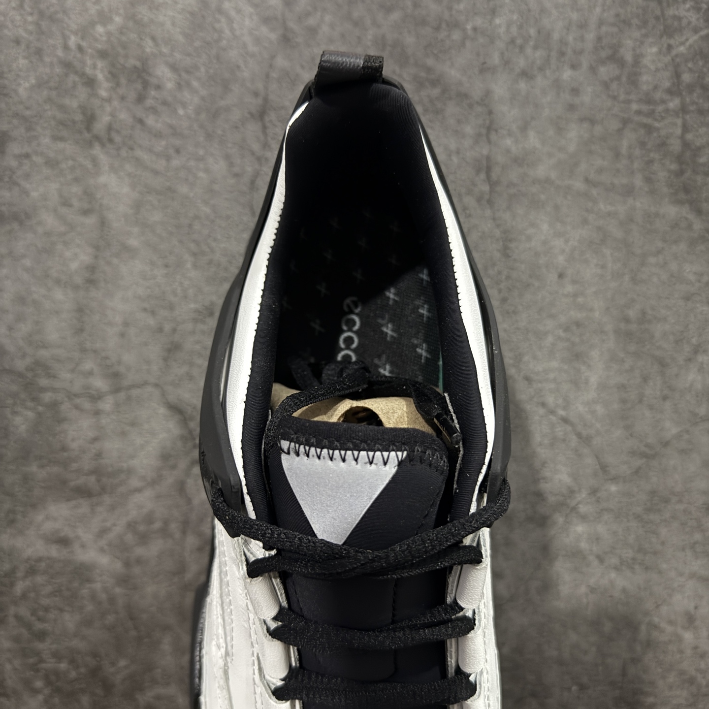 图片[8]-【顶级版】Ecco 爱步 健步探索系列 BIOM防滑真皮运动鞋 牛皮鞋面 纹理自然 柔韧耐穿 直接注塑工艺连接鞋面与鞋底 一体成型 合脚耐穿 橡胶外底 适应多种地形 防滑耐磨 强劲抓地 BIOM核心自然律动科技 符合人体工学 长效缓震 能量回弹 踏风前行 自然律动 裸足科技 尺码：39-44-选品中心