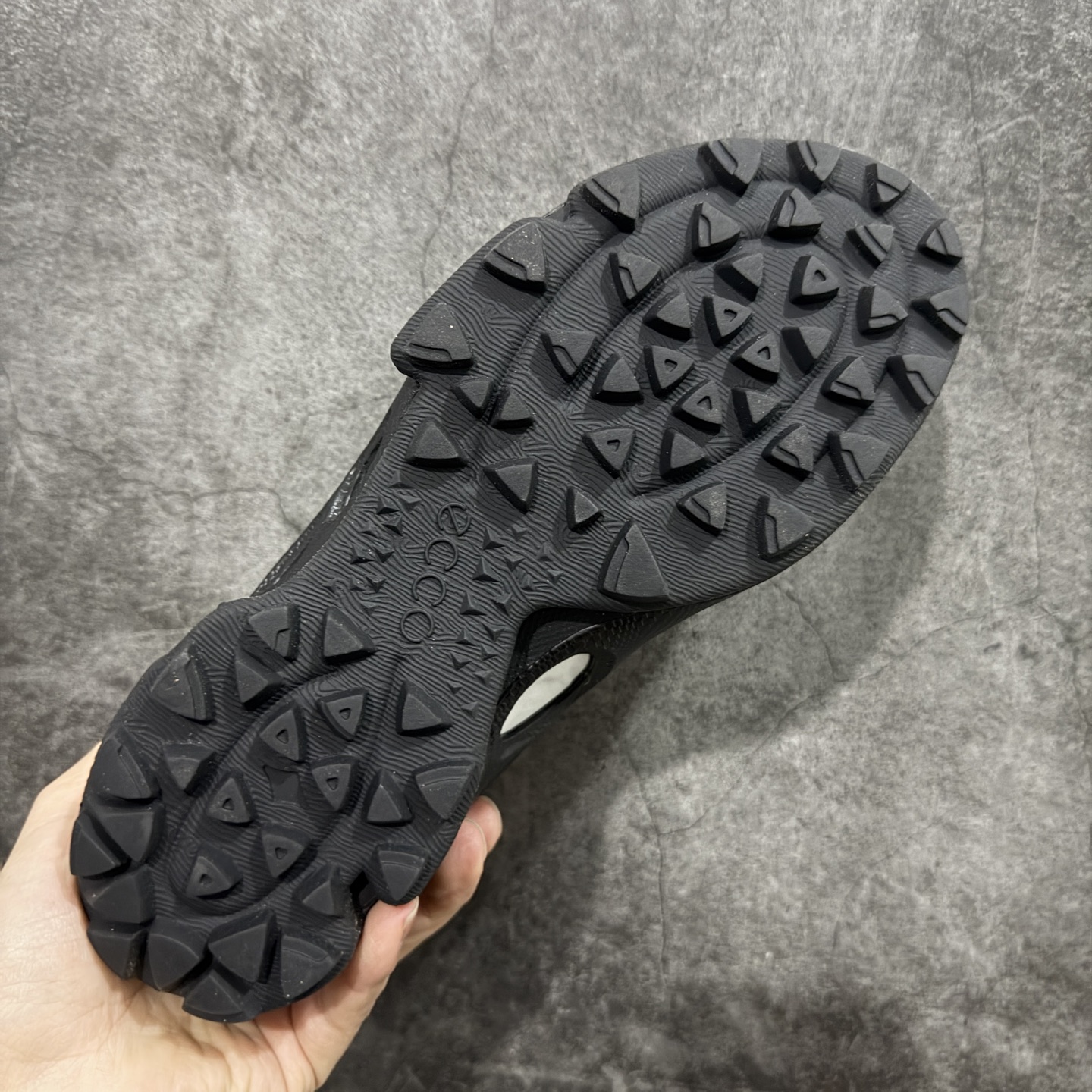 图片[9]-【顶级版】Ecco 爱步 健步探索系列 BIOM防滑真皮运动鞋 牛皮鞋面 纹理自然 柔韧耐穿 直接注塑工艺连接鞋面与鞋底 一体成型 合脚耐穿 橡胶外底 适应多种地形 防滑耐磨 强劲抓地 BIOM核心自然律动科技 符合人体工学 长效缓震 能量回弹 踏风前行 自然律动 裸足科技 尺码：39-44-选品中心