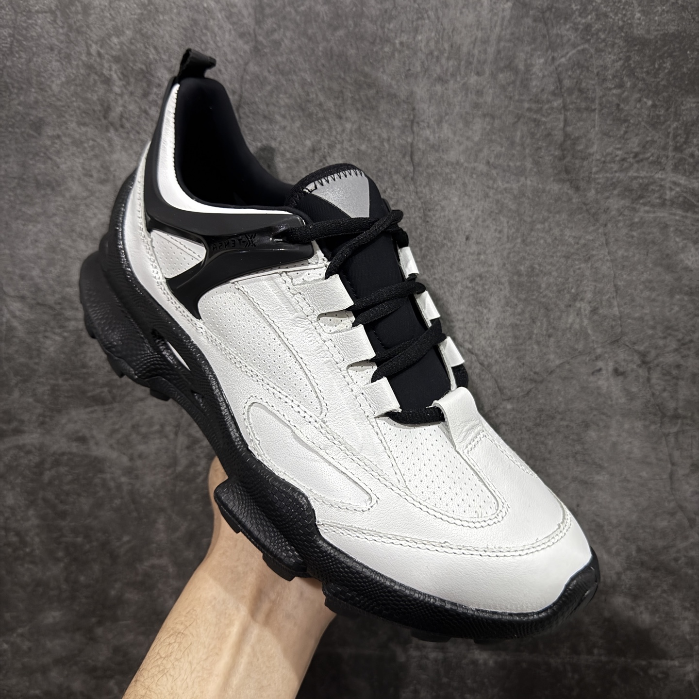 图片[3]-【顶级版】Ecco 爱步 健步探索系列 BIOM防滑真皮运动鞋 牛皮鞋面 纹理自然 柔韧耐穿 直接注塑工艺连接鞋面与鞋底 一体成型 合脚耐穿 橡胶外底 适应多种地形 防滑耐磨 强劲抓地 BIOM核心自然律动科技 符合人体工学 长效缓震 能量回弹 踏风前行 自然律动 裸足科技 尺码：39-44-选品中心