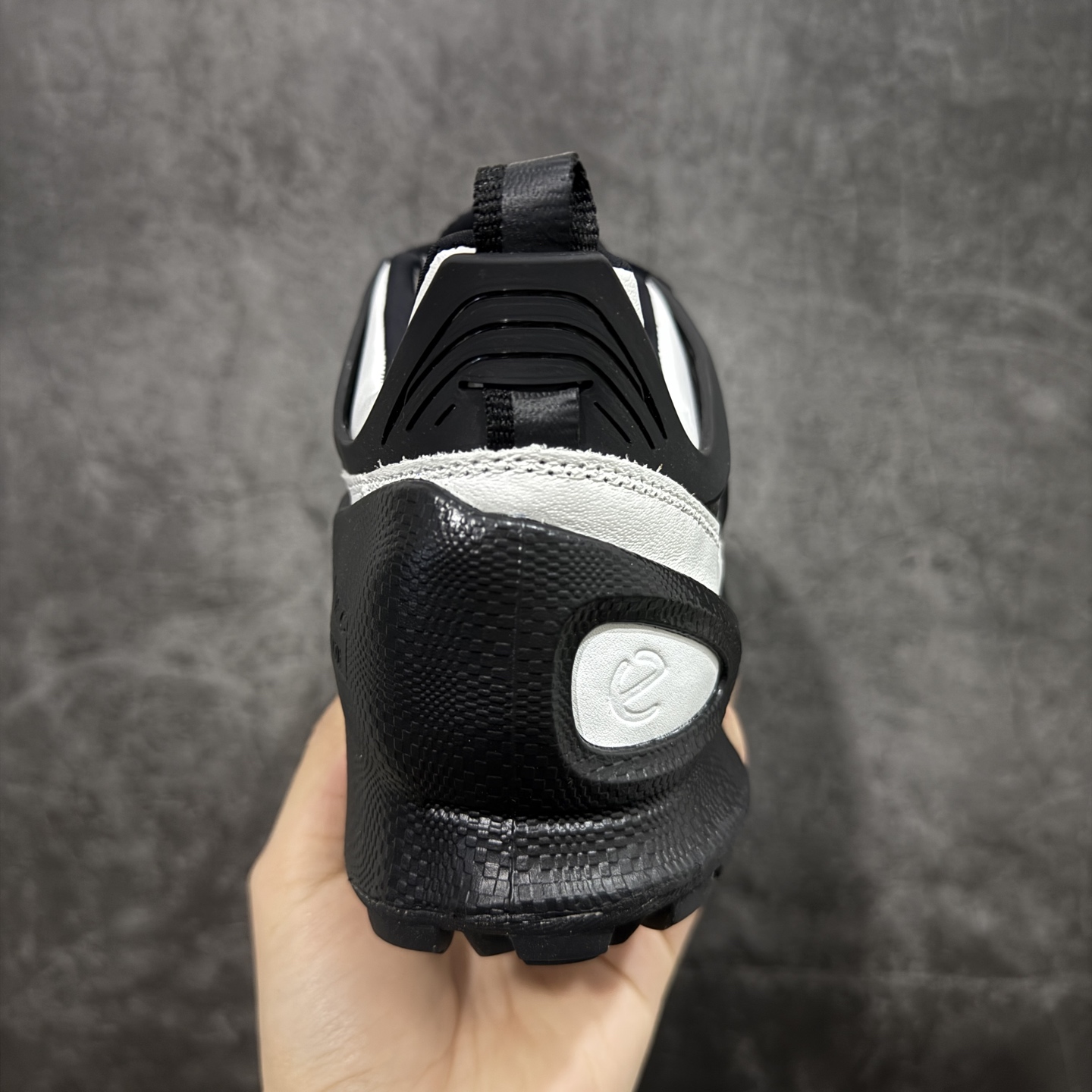 图片[4]-【顶级版】Ecco 爱步 健步探索系列 BIOM防滑真皮运动鞋 牛皮鞋面 纹理自然 柔韧耐穿 直接注塑工艺连接鞋面与鞋底 一体成型 合脚耐穿 橡胶外底 适应多种地形 防滑耐磨 强劲抓地 BIOM核心自然律动科技 符合人体工学 长效缓震 能量回弹 踏风前行 自然律动 裸足科技 尺码：39-44-选品中心