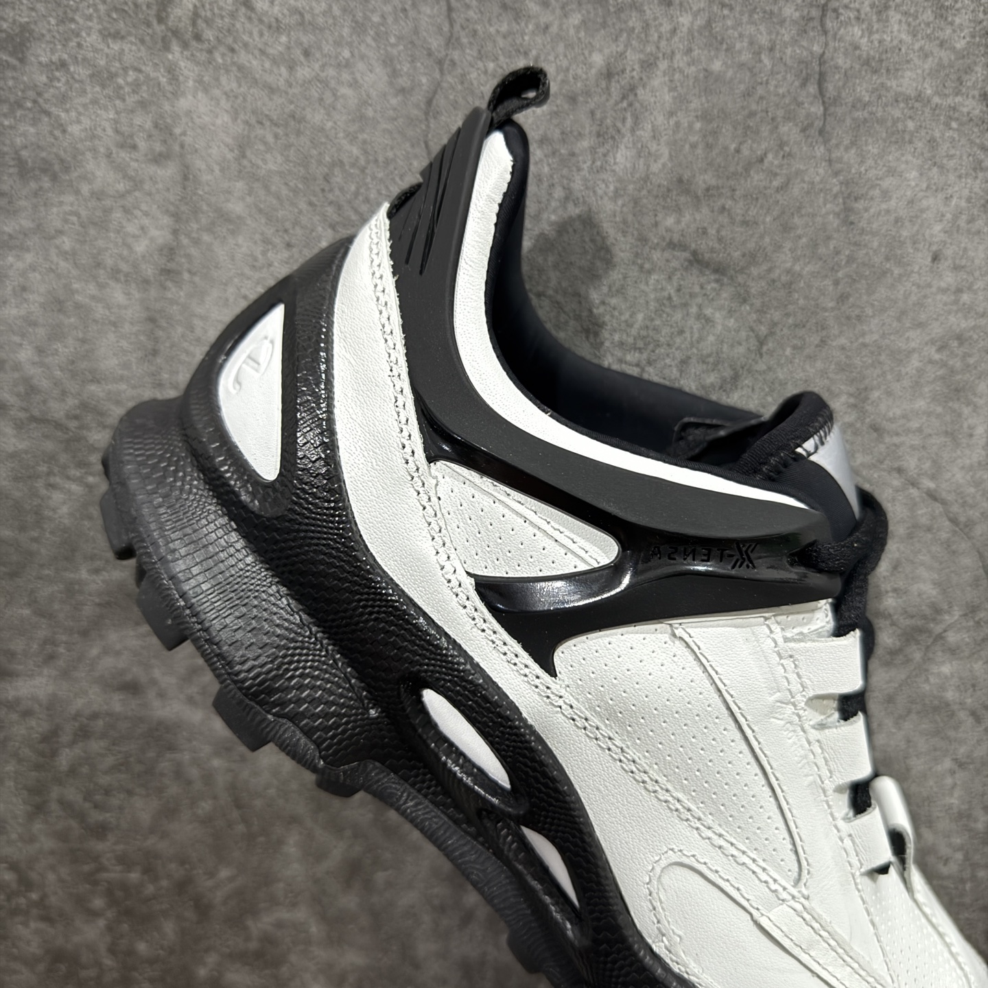 图片[7]-【顶级版】Ecco 爱步 健步探索系列 BIOM防滑真皮运动鞋 牛皮鞋面 纹理自然 柔韧耐穿 直接注塑工艺连接鞋面与鞋底 一体成型 合脚耐穿 橡胶外底 适应多种地形 防滑耐磨 强劲抓地 BIOM核心自然律动科技 符合人体工学 长效缓震 能量回弹 踏风前行 自然律动 裸足科技 尺码：39-44-选品中心