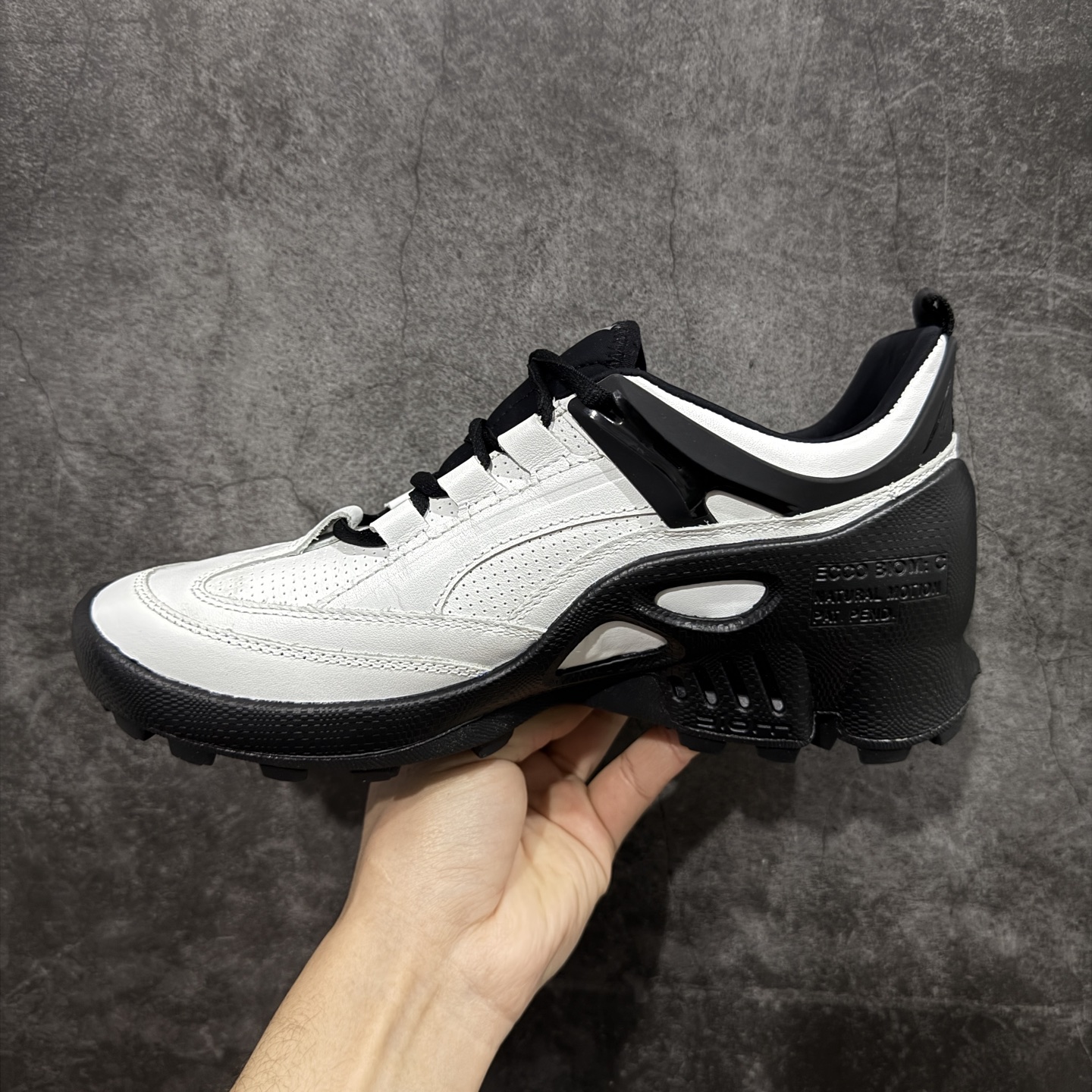 图片[2]-【顶级版】Ecco 爱步 健步探索系列 BIOM防滑真皮运动鞋 牛皮鞋面 纹理自然 柔韧耐穿 直接注塑工艺连接鞋面与鞋底 一体成型 合脚耐穿 橡胶外底 适应多种地形 防滑耐磨 强劲抓地 BIOM核心自然律动科技 符合人体工学 长效缓震 能量回弹 踏风前行 自然律动 裸足科技 尺码：39-44-选品中心