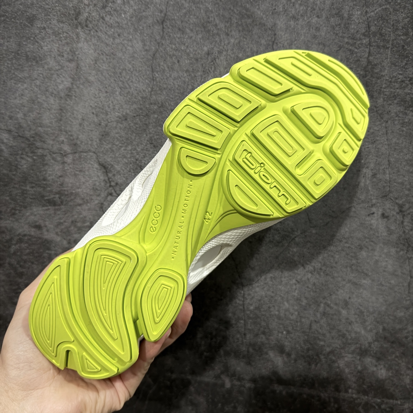 图片[9]-【顶级版】Ecco 爱步 健步探索系列 BIOM防滑真皮运动鞋 牛皮鞋面 纹理自然 柔韧耐穿 直接注塑工艺连接鞋面与鞋底 一体成型 合脚耐穿 橡胶外底 适应多种地形 防滑耐磨 强劲抓地 BIOM核心自然律动科技 符合人体工学 长效缓震 能量回弹 踏风前行 自然律动 裸足科技 尺码：39-44-选品中心