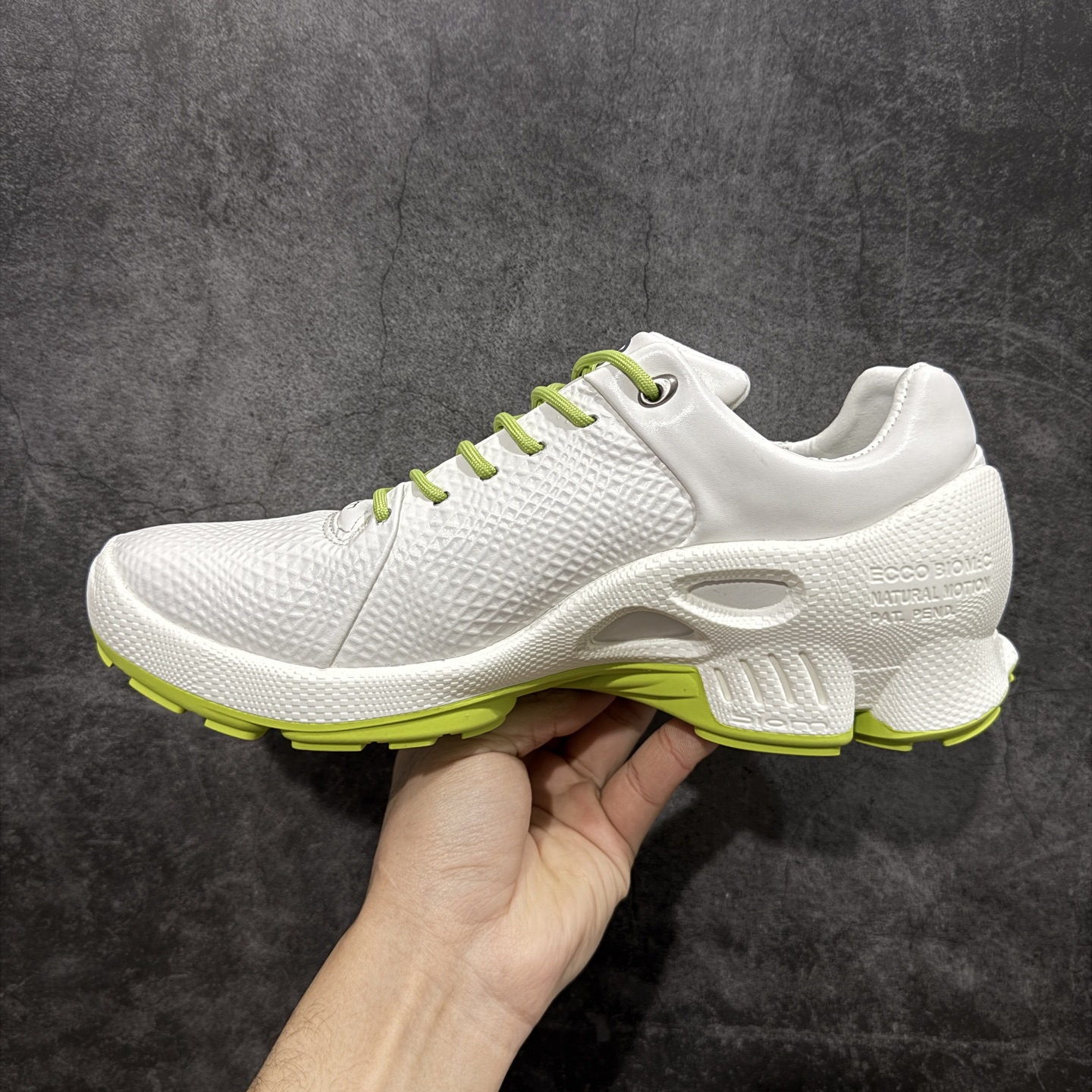 图片[2]-【顶级版】Ecco 爱步 健步探索系列 BIOM防滑真皮运动鞋 牛皮鞋面 纹理自然 柔韧耐穿 直接注塑工艺连接鞋面与鞋底 一体成型 合脚耐穿 橡胶外底 适应多种地形 防滑耐磨 强劲抓地 BIOM核心自然律动科技 符合人体工学 长效缓震 能量回弹 踏风前行 自然律动 裸足科技 尺码：39-44-选品中心