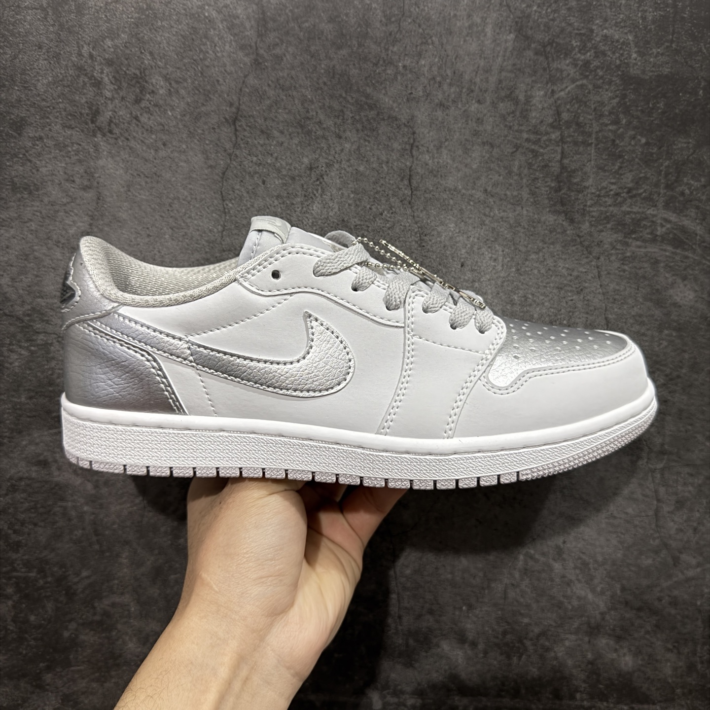 【H11版本】耐克Nike Air Jordan 1 AJ1经典复古经典低帮百搭文化篮球鞋 CZ0790-002 公司级真标半码制#原档案原数据开发版型#采用荔枝纹头层皮革鞋面材质#原厂立体填充鞋舌海绵#中底注胶孔及缜密中底拉帮工艺#原数据开发模具大底 尺码：35.5 36 36.5 37.5 38 38.5 39 40 40.5 41 42 42.5 43 44 44.5 45 46 47.5 编码：H11B270280-选品中心