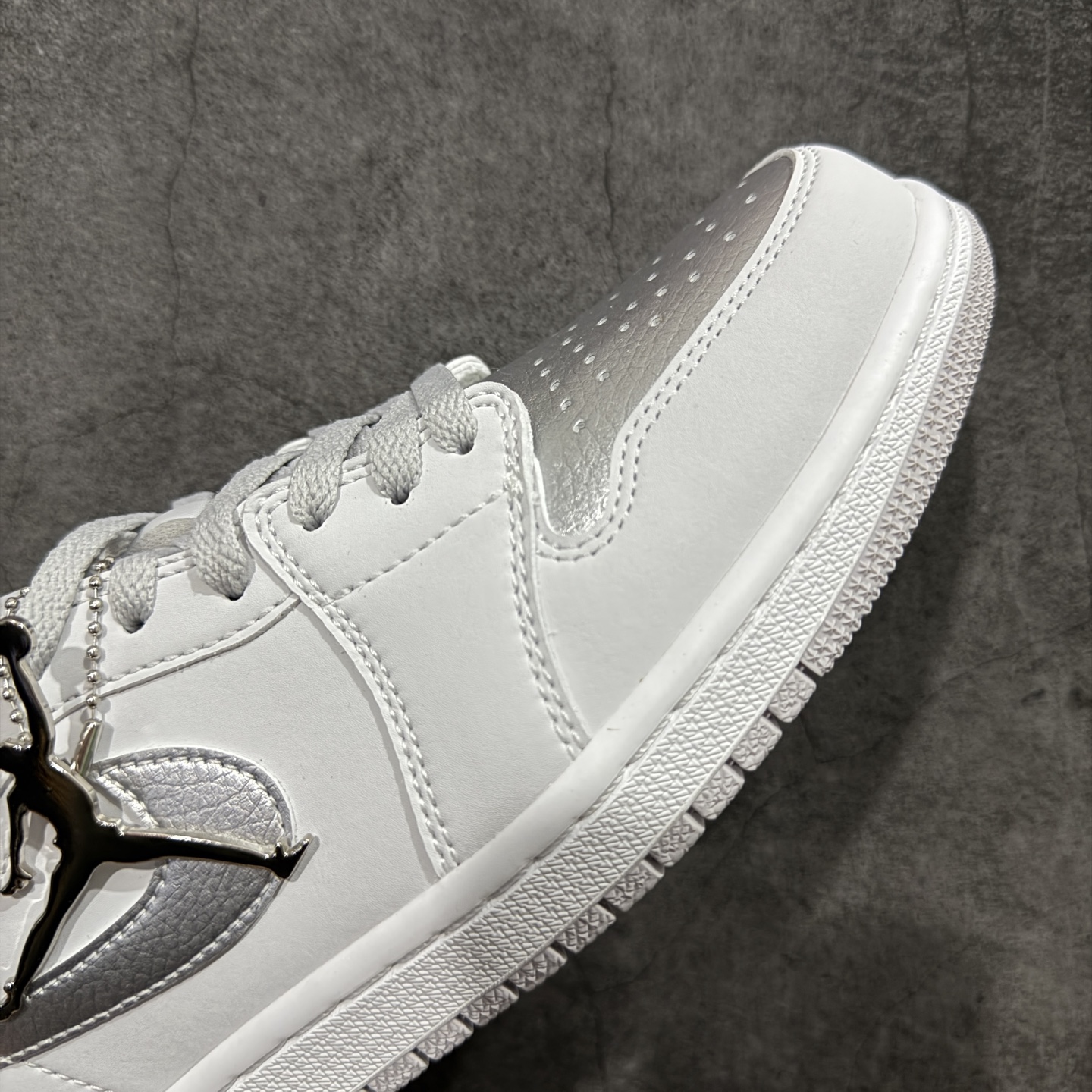 图片[6]-【H11版本】耐克Nike Air Jordan 1 AJ1经典复古经典低帮百搭文化篮球鞋 CZ0790-002 公司级真标半码制#原档案原数据开发版型#采用荔枝纹头层皮革鞋面材质#原厂立体填充鞋舌海绵#中底注胶孔及缜密中底拉帮工艺#原数据开发模具大底 尺码：35.5 36 36.5 37.5 38 38.5 39 40 40.5 41 42 42.5 43 44 44.5 45 46 47.5 编码：H11B270280-选品中心