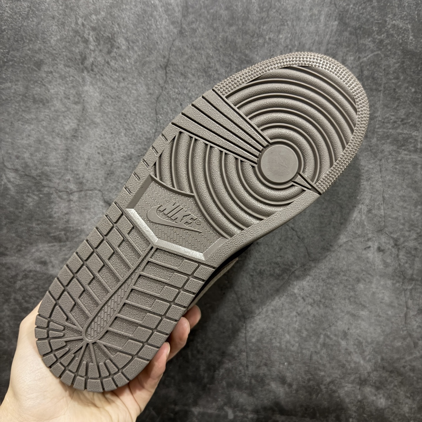 图片[9]-【DT纯原】Air Jordan 1 AJ1 乔一 低帮复古篮球鞋 男女同款 黑棕色 IB7109-005  市面中低帮最具代表性版本没有之一 口碑大厂出品 品控大底版型不断改良更新 全套原纸板楦头开发 确保原汁原味 完美呈现版型 完美零毛边处理 原厂内置全掌气垫 价格定位良心 平台专用代工流水线出品 一眼公司既视感 拿到手的一瞬间就与众不同 碾压市面所有版本 全部原鞋开发 每一个配色都会采购原鞋确认细节 打破市面看图做货无好货之说 尺码：35.5-46-选品中心