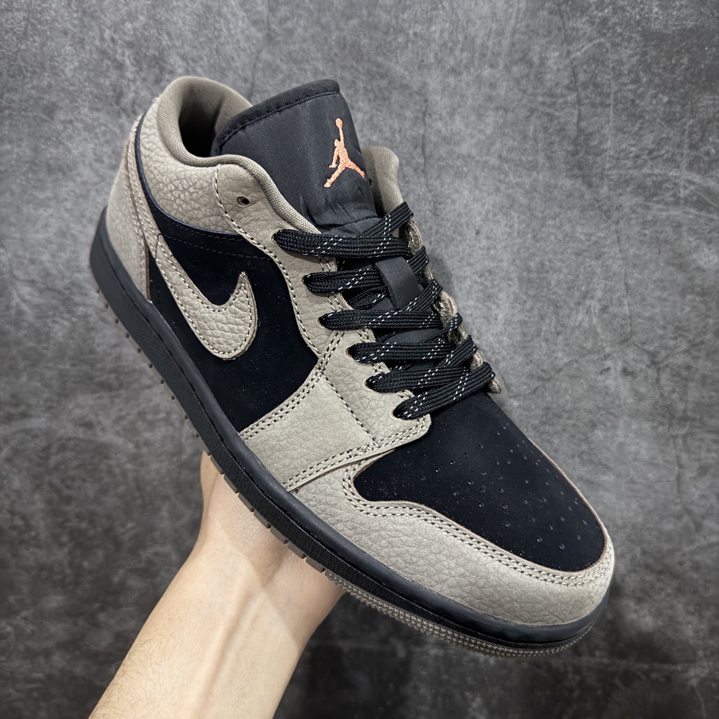 图片[3]-【DT纯原】Air Jordan 1 AJ1 乔一 低帮复古篮球鞋 男女同款 黑棕色 IB7109-005  市面中低帮最具代表性版本没有之一 口碑大厂出品 品控大底版型不断改良更新 全套原纸板楦头开发 确保原汁原味 完美呈现版型 完美零毛边处理 原厂内置全掌气垫 价格定位良心 平台专用代工流水线出品 一眼公司既视感 拿到手的一瞬间就与众不同 碾压市面所有版本 全部原鞋开发 每一个配色都会采购原鞋确认细节 打破市面看图做货无好货之说 尺码：35.5-46-选品中心