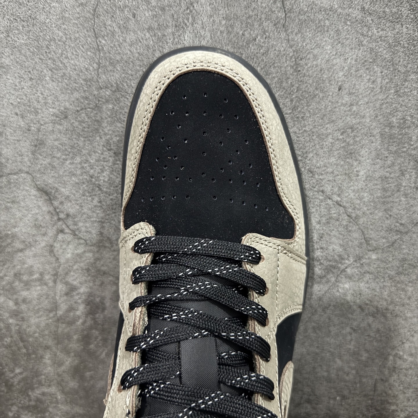 图片[5]-【DT纯原】Air Jordan 1 AJ1 乔一 低帮复古篮球鞋 男女同款 黑棕色 IB7109-005  市面中低帮最具代表性版本没有之一 口碑大厂出品 品控大底版型不断改良更新 全套原纸板楦头开发 确保原汁原味 完美呈现版型 完美零毛边处理 原厂内置全掌气垫 价格定位良心 平台专用代工流水线出品 一眼公司既视感 拿到手的一瞬间就与众不同 碾压市面所有版本 全部原鞋开发 每一个配色都会采购原鞋确认细节 打破市面看图做货无好货之说 尺码：35.5-46-选品中心