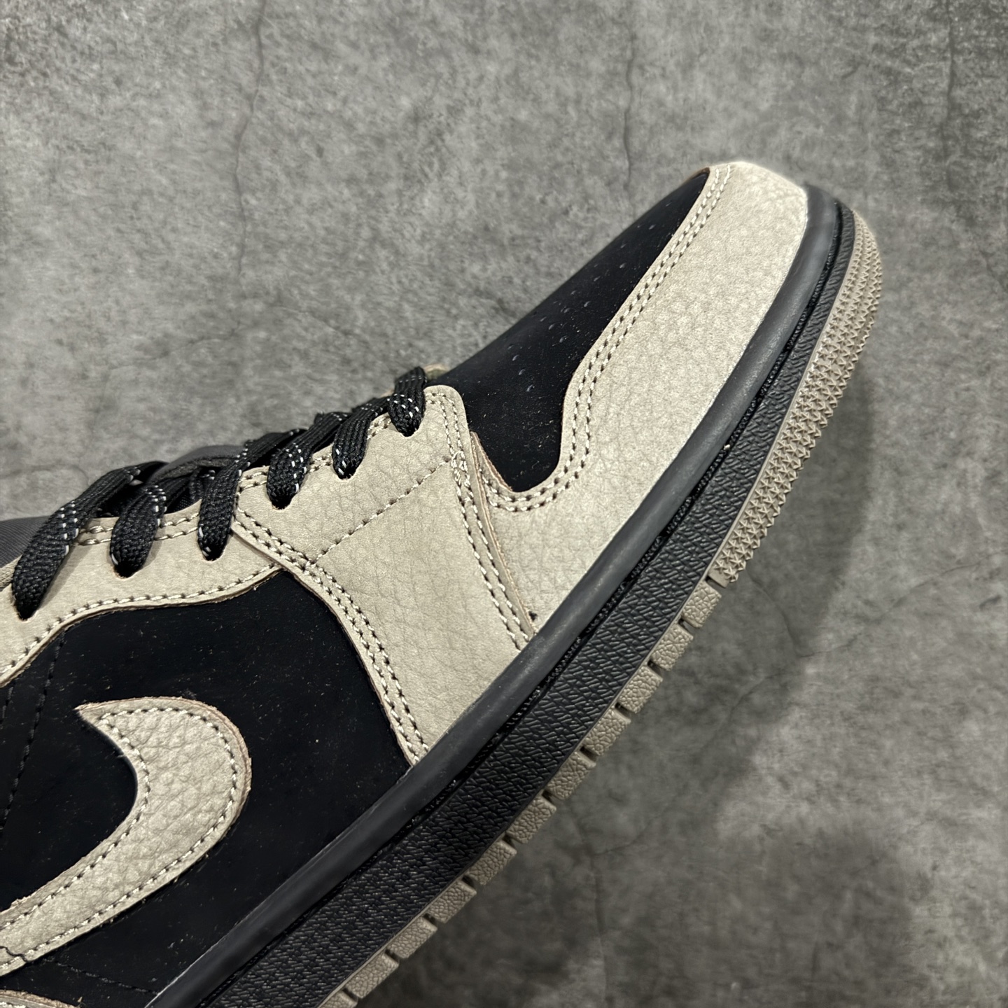 图片[6]-【DT纯原】Air Jordan 1 AJ1 乔一 低帮复古篮球鞋 男女同款 黑棕色 IB7109-005  市面中低帮最具代表性版本没有之一 口碑大厂出品 品控大底版型不断改良更新 全套原纸板楦头开发 确保原汁原味 完美呈现版型 完美零毛边处理 原厂内置全掌气垫 价格定位良心 平台专用代工流水线出品 一眼公司既视感 拿到手的一瞬间就与众不同 碾压市面所有版本 全部原鞋开发 每一个配色都会采购原鞋确认细节 打破市面看图做货无好货之说 尺码：35.5-46-选品中心