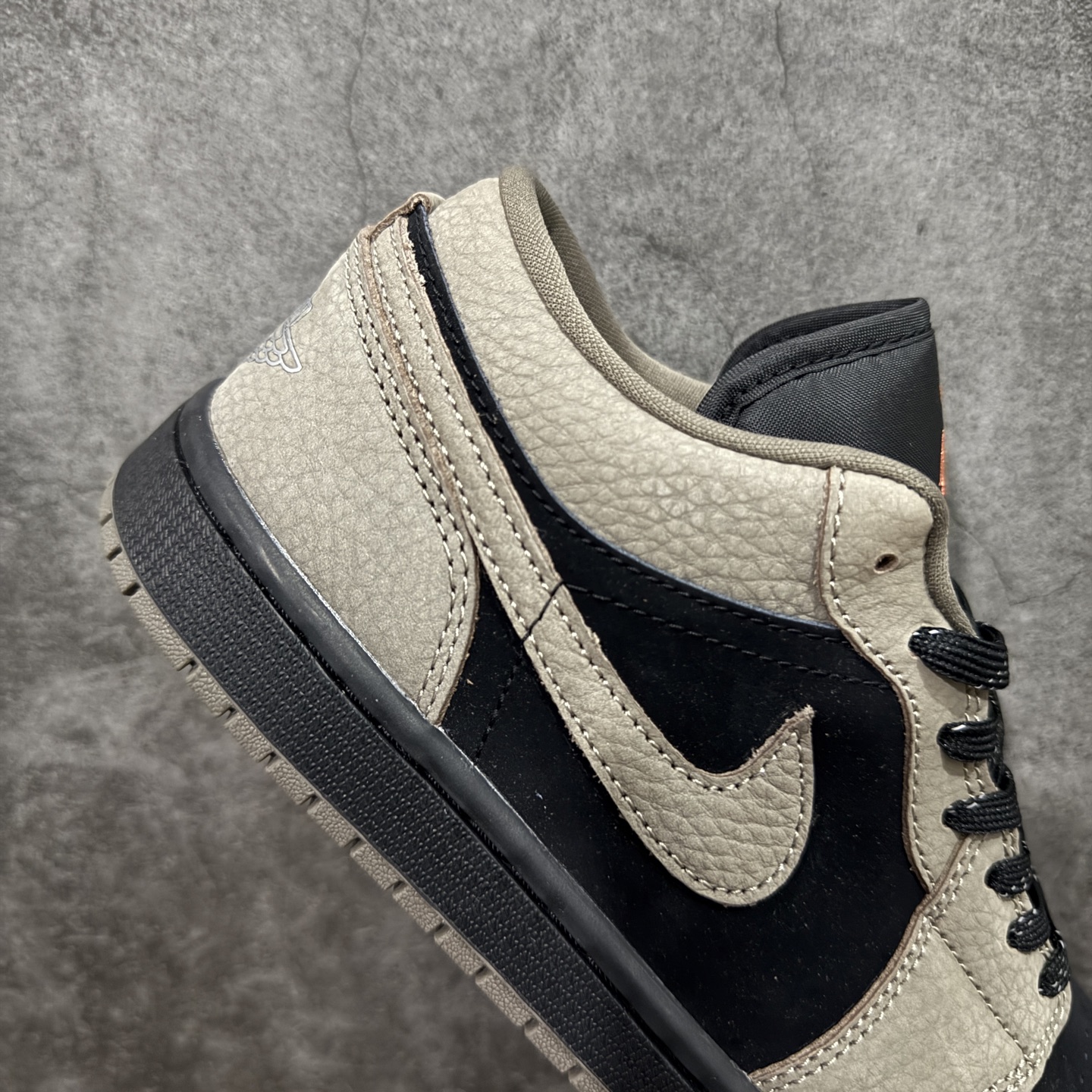 图片[7]-【DT纯原】Air Jordan 1 AJ1 乔一 低帮复古篮球鞋 男女同款 黑棕色 IB7109-005  市面中低帮最具代表性版本没有之一 口碑大厂出品 品控大底版型不断改良更新 全套原纸板楦头开发 确保原汁原味 完美呈现版型 完美零毛边处理 原厂内置全掌气垫 价格定位良心 平台专用代工流水线出品 一眼公司既视感 拿到手的一瞬间就与众不同 碾压市面所有版本 全部原鞋开发 每一个配色都会采购原鞋确认细节 打破市面看图做货无好货之说 尺码：35.5-46-选品中心