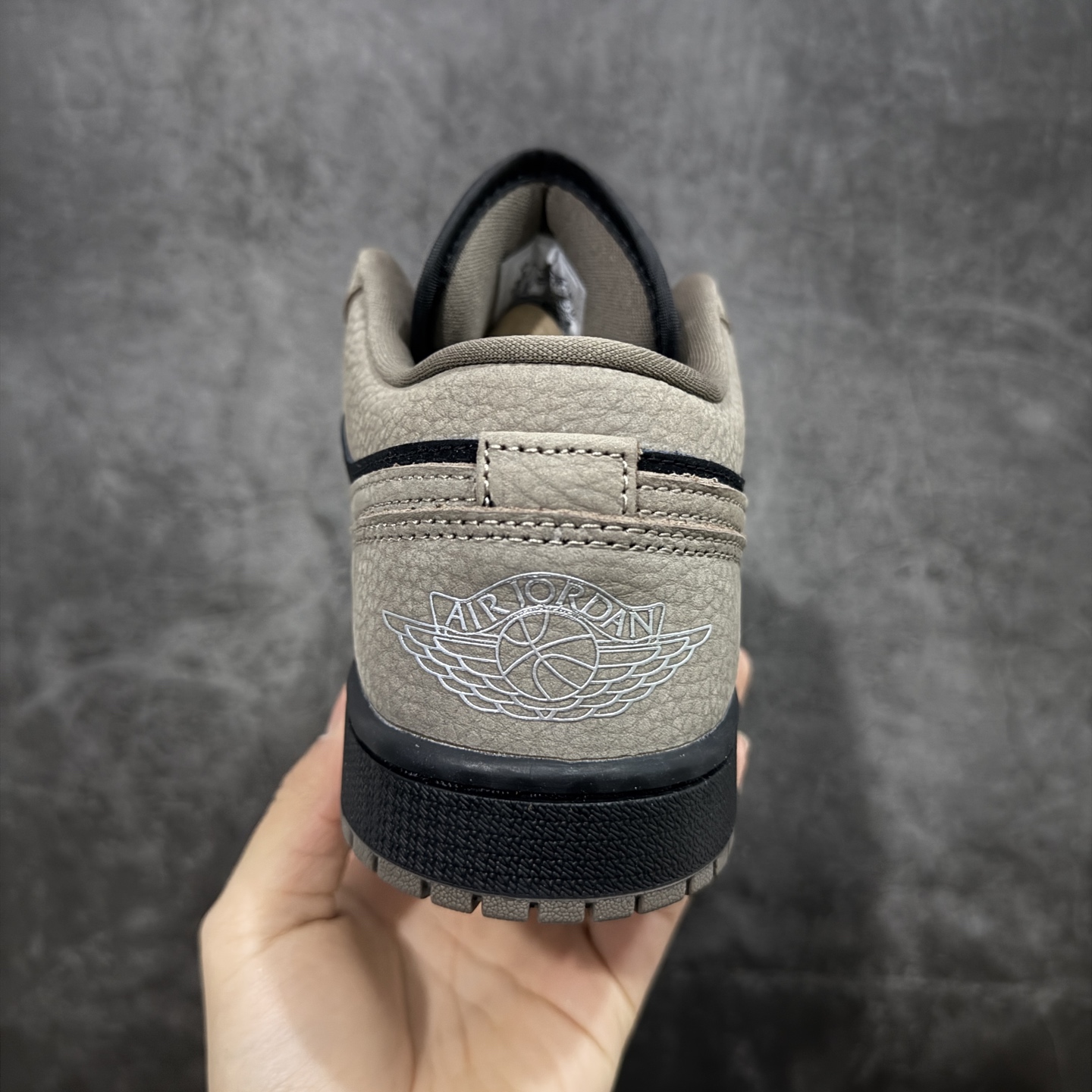 图片[4]-【DT纯原】Air Jordan 1 AJ1 乔一 低帮复古篮球鞋 男女同款 黑棕色 IB7109-005  市面中低帮最具代表性版本没有之一 口碑大厂出品 品控大底版型不断改良更新 全套原纸板楦头开发 确保原汁原味 完美呈现版型 完美零毛边处理 原厂内置全掌气垫 价格定位良心 平台专用代工流水线出品 一眼公司既视感 拿到手的一瞬间就与众不同 碾压市面所有版本 全部原鞋开发 每一个配色都会采购原鞋确认细节 打破市面看图做货无好货之说 尺码：35.5-46-选品中心