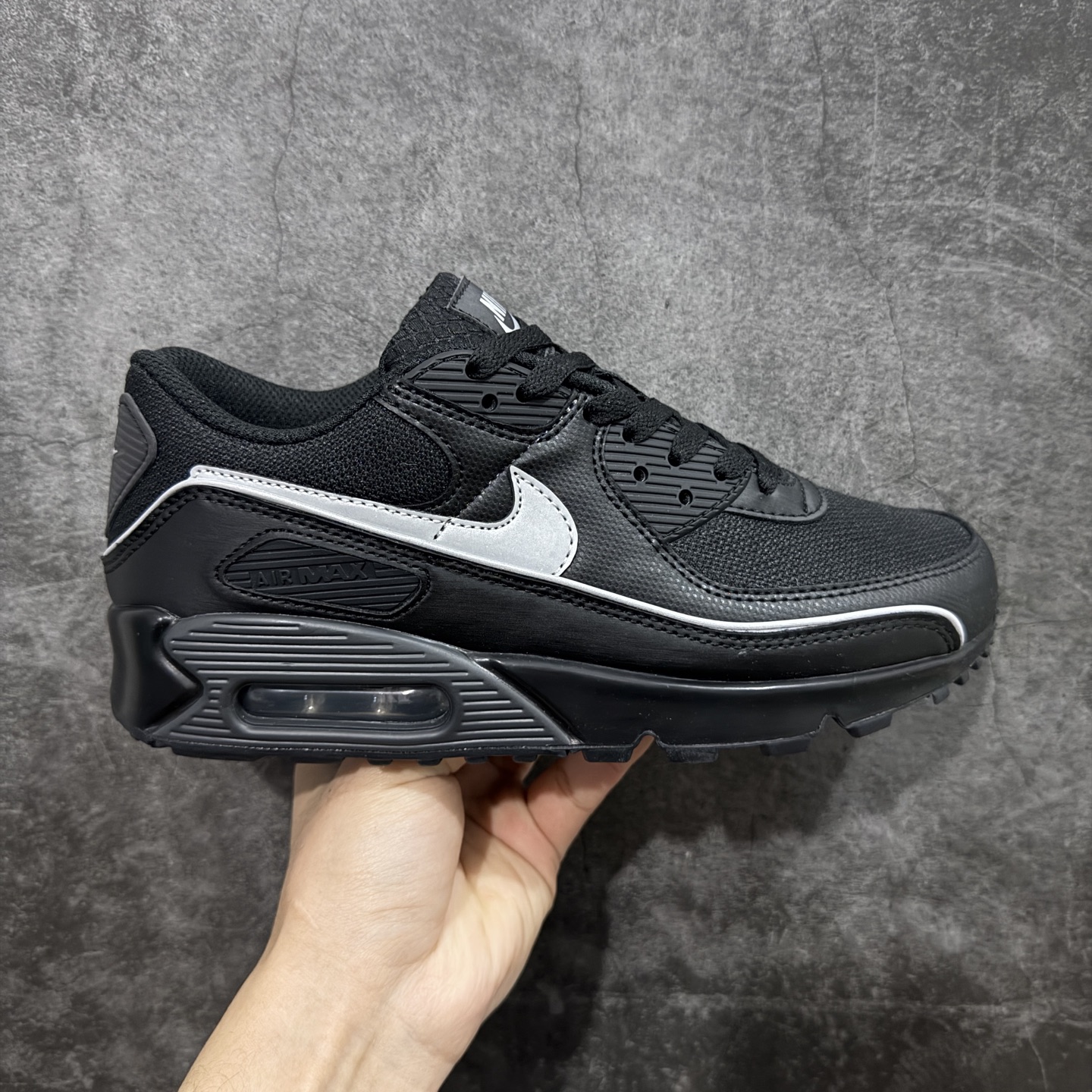 【Max纯原版】Nike Air Max 90 Leather 舒适时尚减震耐磨透气 低帮 气垫 休闲跑步鞋 男款 纯白 货号：IF0670-002 顶级90款问市 开发数月 原版开发 多道QC质检 鞋型完美复刻 原厂级别工艺 正确色卡 正确气垫蓝光 正确大底 独家私模 采用进口头层牛皮拼接 定位高端市场 行业标杆工艺 尺码：39 40 40.5 41 42 42.5 43 44 44.5 45 46-选品中心