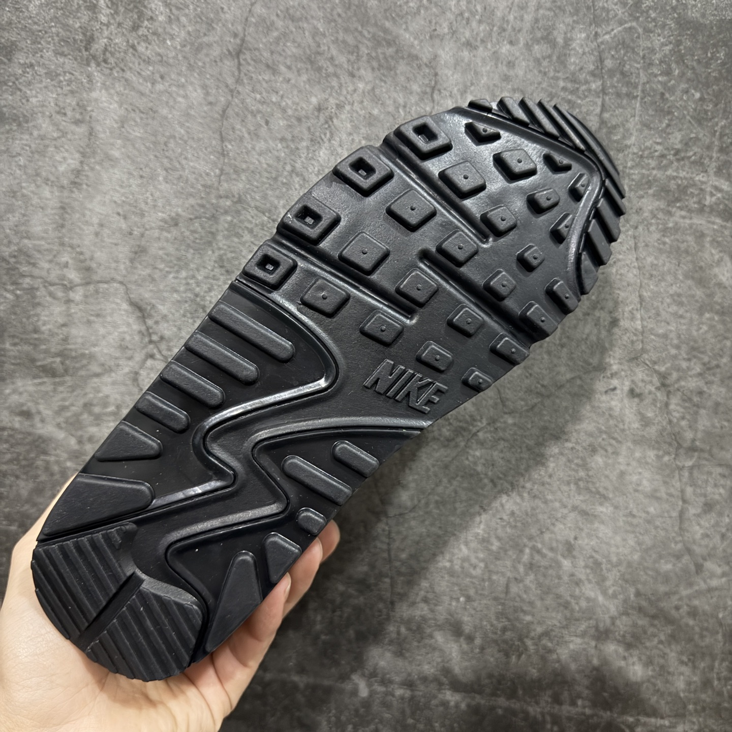 图片[9]-【Max纯原版】Nike Air Max 90 Leather 舒适时尚减震耐磨透气 低帮 气垫 休闲跑步鞋 男款 纯白 货号：IF0670-002 顶级90款问市 开发数月 原版开发 多道QC质检 鞋型完美复刻 原厂级别工艺 正确色卡 正确气垫蓝光 正确大底 独家私模 采用进口头层牛皮拼接 定位高端市场 行业标杆工艺 尺码：39 40 40.5 41 42 42.5 43 44 44.5 45 46-选品中心