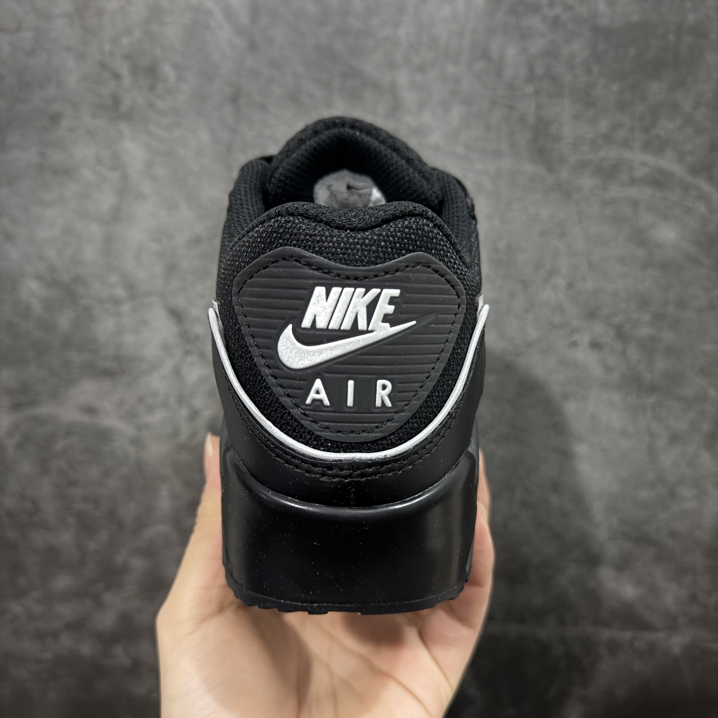 图片[4]-【Max纯原版】Nike Air Max 90 Leather 舒适时尚减震耐磨透气 低帮 气垫 休闲跑步鞋 男款 纯白 货号：IF0670-002 顶级90款问市 开发数月 原版开发 多道QC质检 鞋型完美复刻 原厂级别工艺 正确色卡 正确气垫蓝光 正确大底 独家私模 采用进口头层牛皮拼接 定位高端市场 行业标杆工艺 尺码：39 40 40.5 41 42 42.5 43 44 44.5 45 46-选品中心