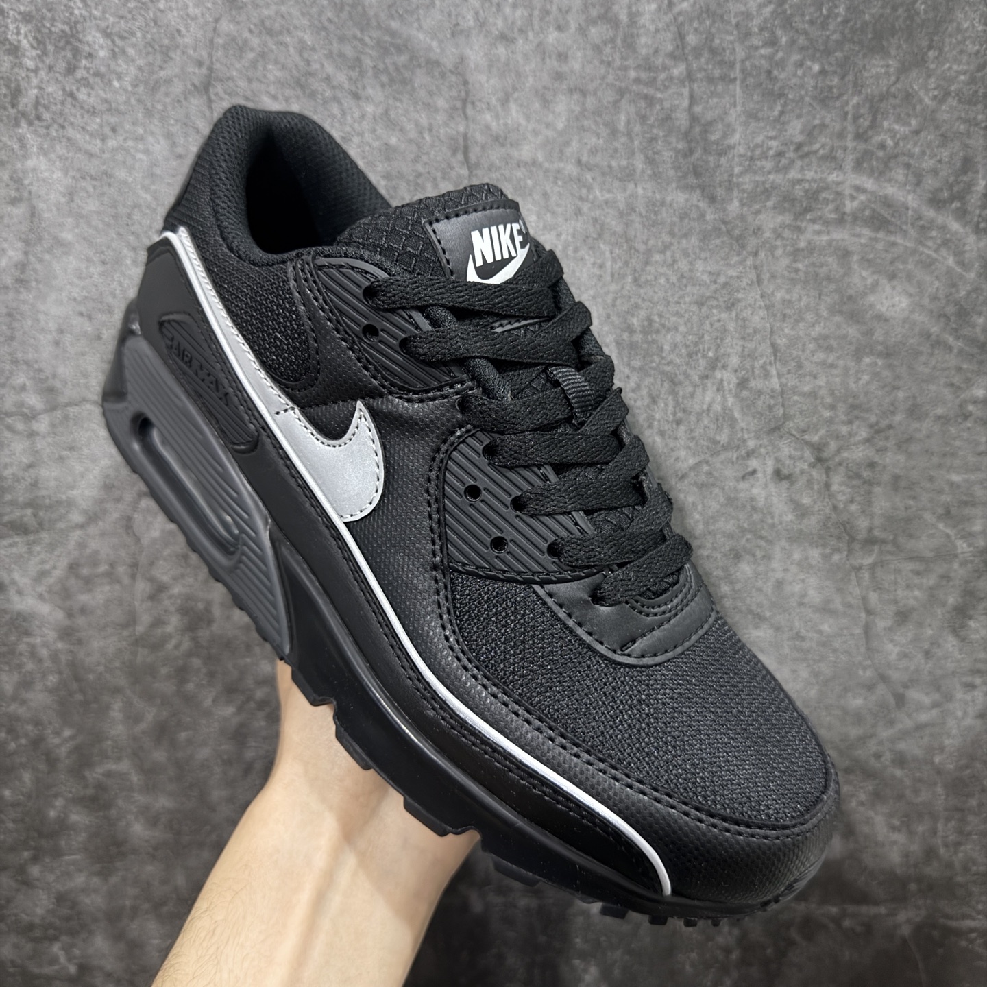 图片[3]-【Max纯原版】Nike Air Max 90 Leather 舒适时尚减震耐磨透气 低帮 气垫 休闲跑步鞋 男款 纯白 货号：IF0670-002 顶级90款问市 开发数月 原版开发 多道QC质检 鞋型完美复刻 原厂级别工艺 正确色卡 正确气垫蓝光 正确大底 独家私模 采用进口头层牛皮拼接 定位高端市场 行业标杆工艺 尺码：39 40 40.5 41 42 42.5 43 44 44.5 45 46-选品中心