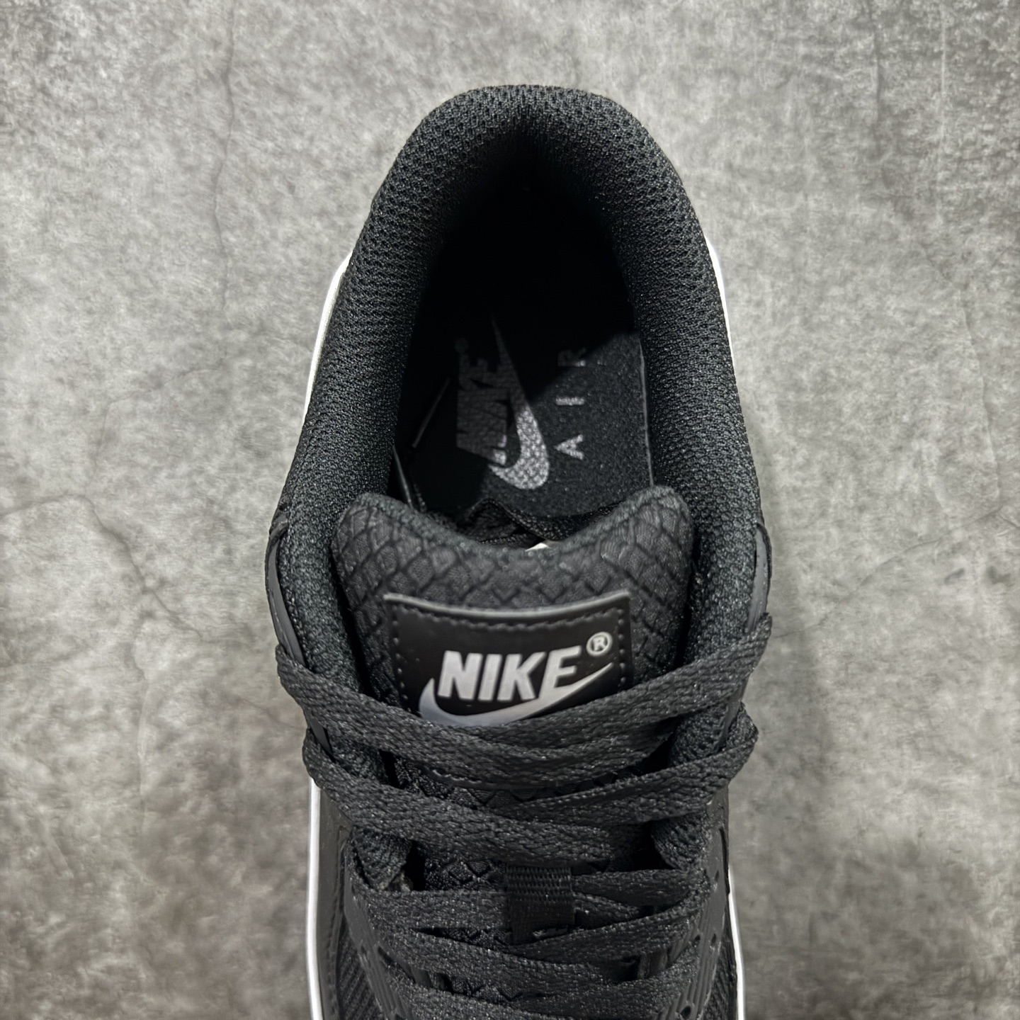 图片[8]-【Max纯原版】Nike Air Max 90 Leather 舒适时尚减震耐磨透气 低帮 气垫 休闲跑步鞋 男款 纯白 货号：IF0670-002 顶级90款问市 开发数月 原版开发 多道QC质检 鞋型完美复刻 原厂级别工艺 正确色卡 正确气垫蓝光 正确大底 独家私模 采用进口头层牛皮拼接 定位高端市场 行业标杆工艺 尺码：39 40 40.5 41 42 42.5 43 44 44.5 45 46-选品中心