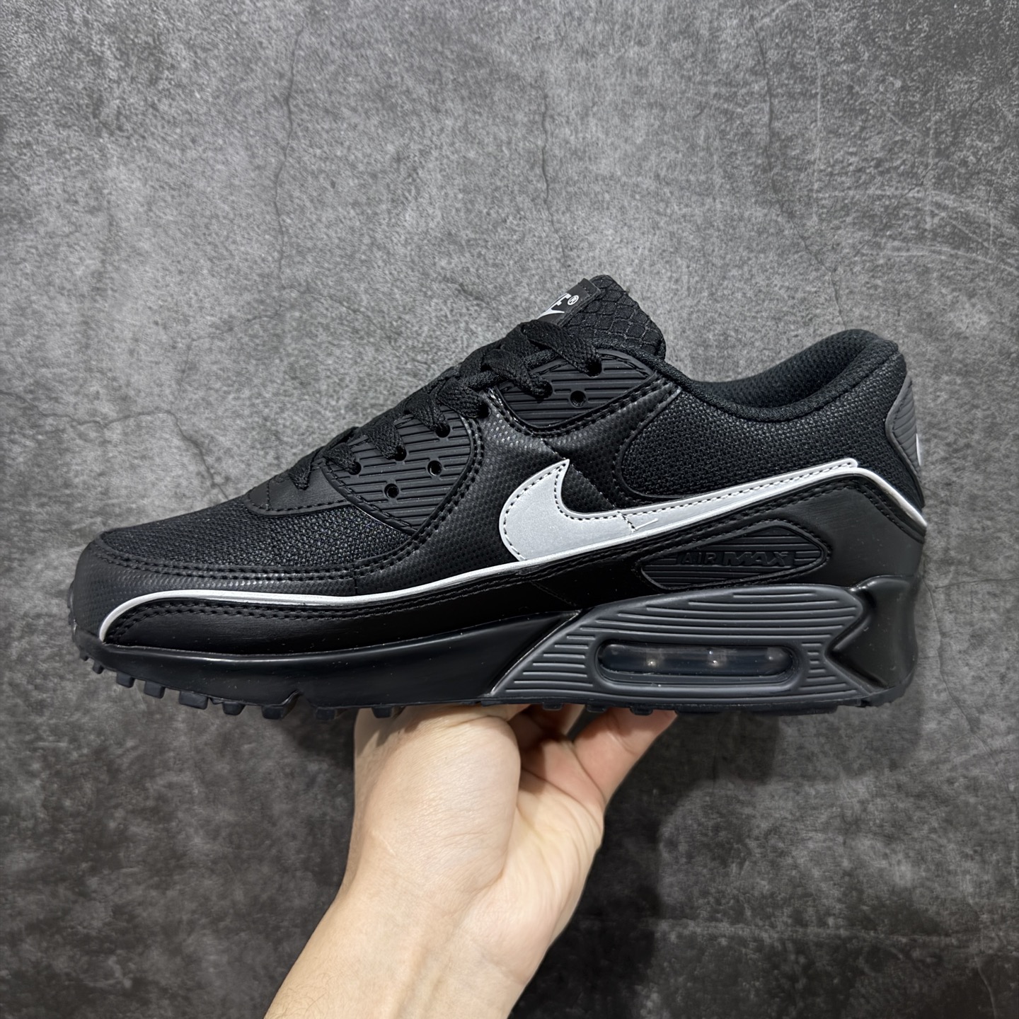 图片[2]-【Max纯原版】Nike Air Max 90 Leather 舒适时尚减震耐磨透气 低帮 气垫 休闲跑步鞋 男款 纯白 货号：IF0670-002 顶级90款问市 开发数月 原版开发 多道QC质检 鞋型完美复刻 原厂级别工艺 正确色卡 正确气垫蓝光 正确大底 独家私模 采用进口头层牛皮拼接 定位高端市场 行业标杆工艺 尺码：39 40 40.5 41 42 42.5 43 44 44.5 45 46-选品中心