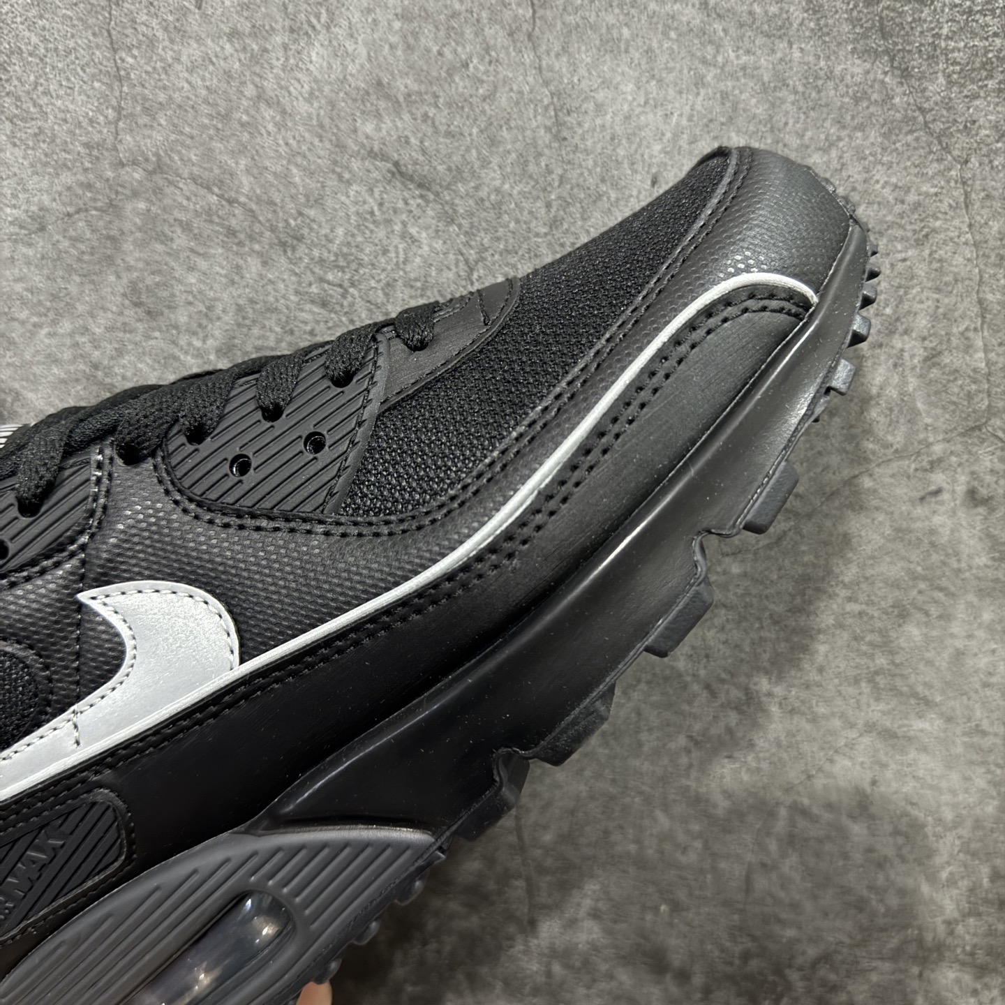图片[6]-【Max纯原版】Nike Air Max 90 Leather 舒适时尚减震耐磨透气 低帮 气垫 休闲跑步鞋 男款 纯白 货号：IF0670-002 顶级90款问市 开发数月 原版开发 多道QC质检 鞋型完美复刻 原厂级别工艺 正确色卡 正确气垫蓝光 正确大底 独家私模 采用进口头层牛皮拼接 定位高端市场 行业标杆工艺 尺码：39 40 40.5 41 42 42.5 43 44 44.5 45 46-选品中心