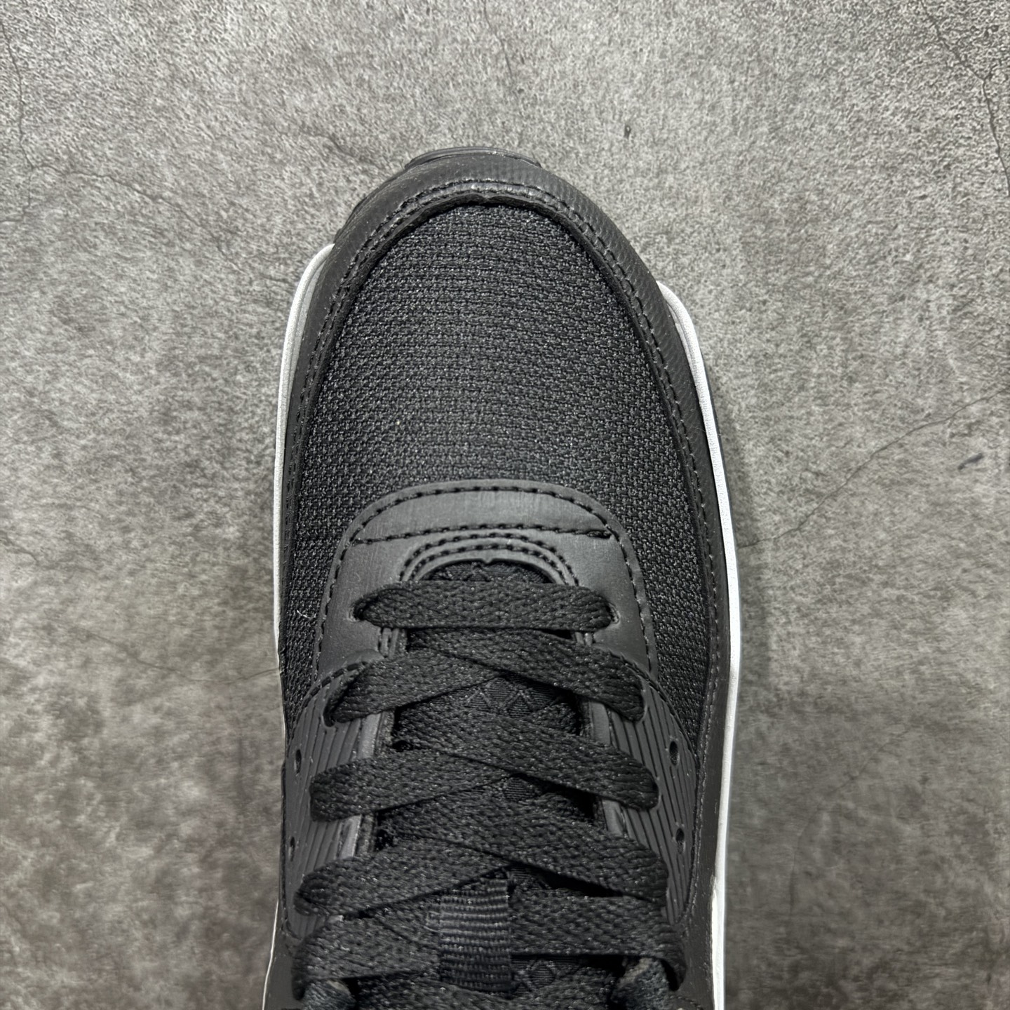 图片[5]-【Max纯原版】Nike Air Max 90 Leather 舒适时尚减震耐磨透气 低帮 气垫 休闲跑步鞋 男款 纯白 货号：IF0670-002 顶级90款问市 开发数月 原版开发 多道QC质检 鞋型完美复刻 原厂级别工艺 正确色卡 正确气垫蓝光 正确大底 独家私模 采用进口头层牛皮拼接 定位高端市场 行业标杆工艺 尺码：39 40 40.5 41 42 42.5 43 44 44.5 45 46-选品中心