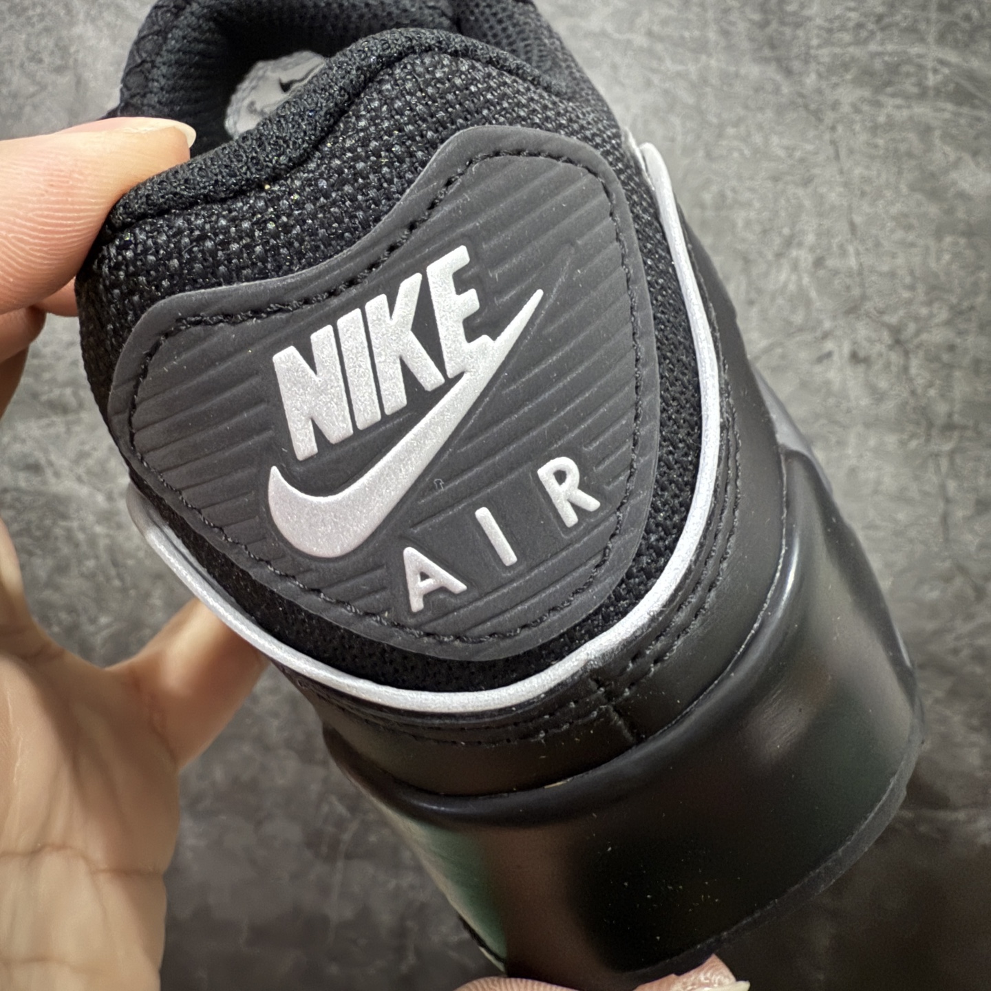 图片[2]-【Max纯原版】Nike Air Max 90 Leather 舒适时尚减震耐磨透气 低帮 气垫 休闲跑步鞋 男款 纯白 货号：IF0670-002 顶级90款问市 开发数月 原版开发 多道QC质检 鞋型完美复刻 原厂级别工艺 正确色卡 正确气垫蓝光 正确大底 独家私模 采用进口头层牛皮拼接 定位高端市场 行业标杆工艺 尺码：39 40 40.5 41 42 42.5 43 44 44.5 45 46-选品中心