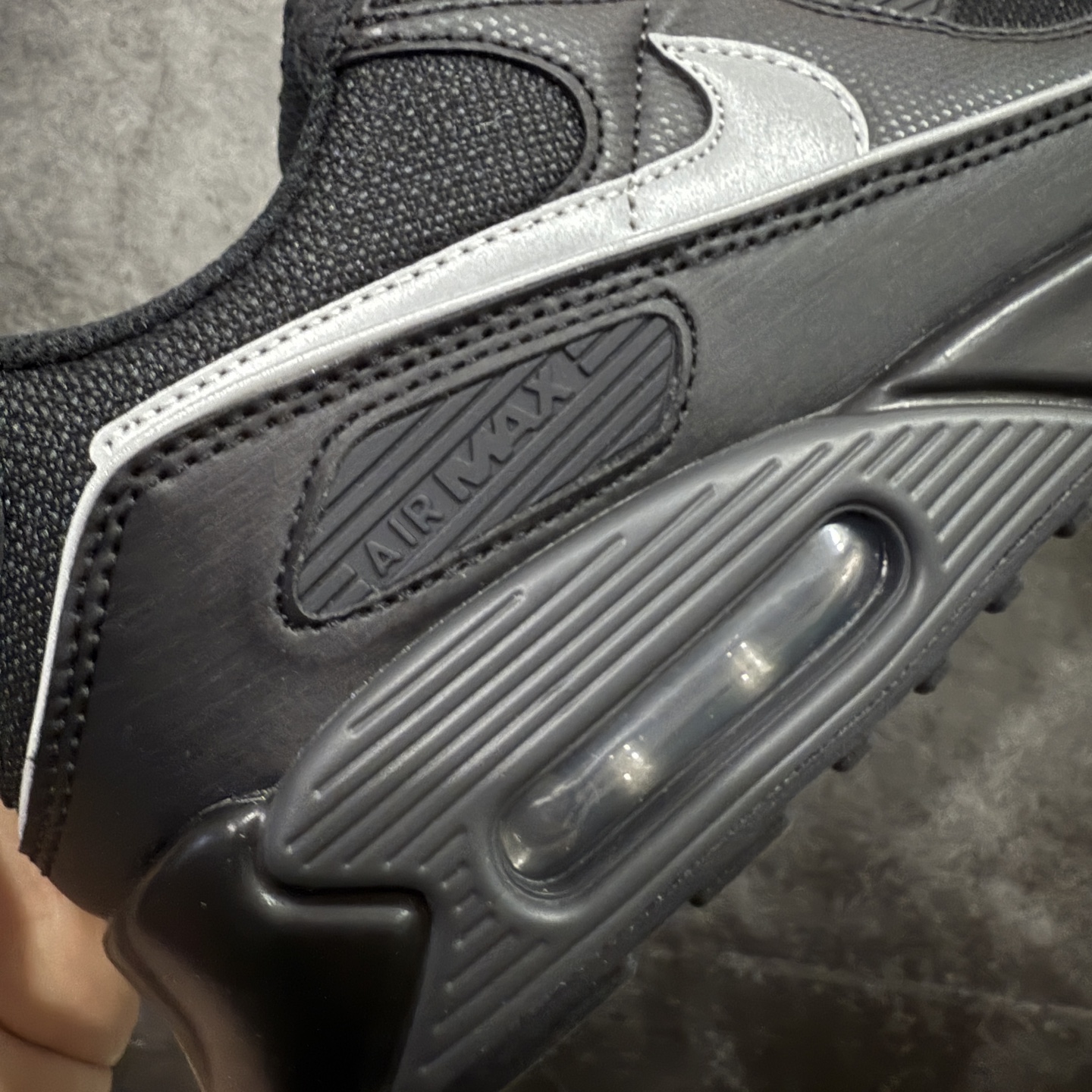 图片[3]-【Max纯原版】Nike Air Max 90 Leather 舒适时尚减震耐磨透气 低帮 气垫 休闲跑步鞋 男款 纯白 货号：IF0670-002 顶级90款问市 开发数月 原版开发 多道QC质检 鞋型完美复刻 原厂级别工艺 正确色卡 正确气垫蓝光 正确大底 独家私模 采用进口头层牛皮拼接 定位高端市场 行业标杆工艺 尺码：39 40 40.5 41 42 42.5 43 44 44.5 45 46-选品中心