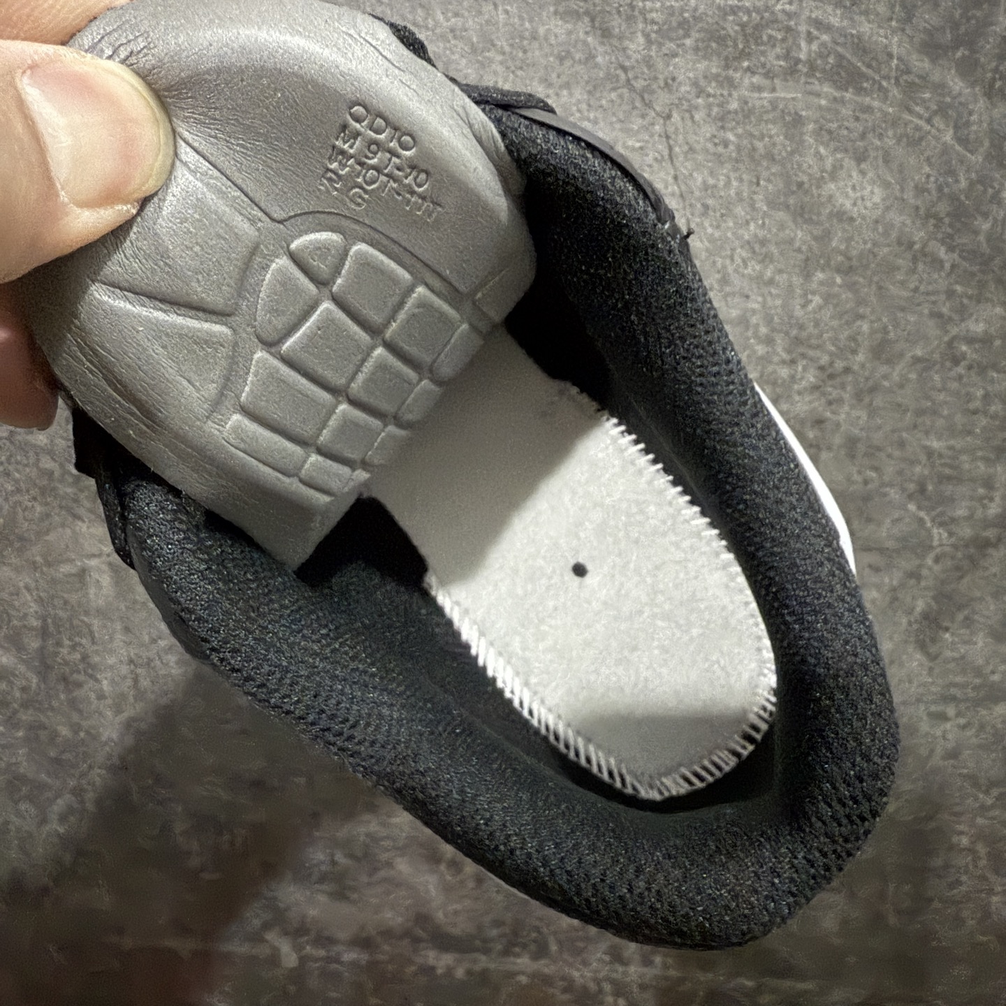 图片[8]-【Max纯原版】Nike Air Max 90 Leather 舒适时尚减震耐磨透气 低帮 气垫 休闲跑步鞋 男款 纯白 货号：IF0670-002 顶级90款问市 开发数月 原版开发 多道QC质检 鞋型完美复刻 原厂级别工艺 正确色卡 正确气垫蓝光 正确大底 独家私模 采用进口头层牛皮拼接 定位高端市场 行业标杆工艺 尺码：39 40 40.5 41 42 42.5 43 44 44.5 45 46-选品中心