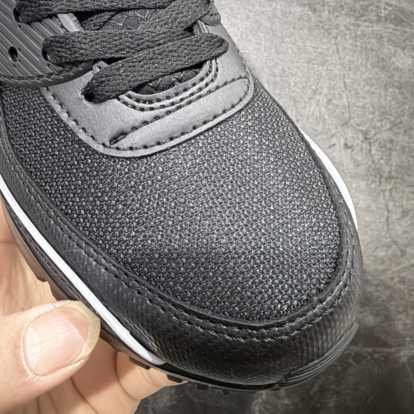 图片[5]-【Max纯原版】Nike Air Max 90 Leather 舒适时尚减震耐磨透气 低帮 气垫 休闲跑步鞋 男款 纯白 货号：IF0670-002 顶级90款问市 开发数月 原版开发 多道QC质检 鞋型完美复刻 原厂级别工艺 正确色卡 正确气垫蓝光 正确大底 独家私模 采用进口头层牛皮拼接 定位高端市场 行业标杆工艺 尺码：39 40 40.5 41 42 42.5 43 44 44.5 45 46-选品中心