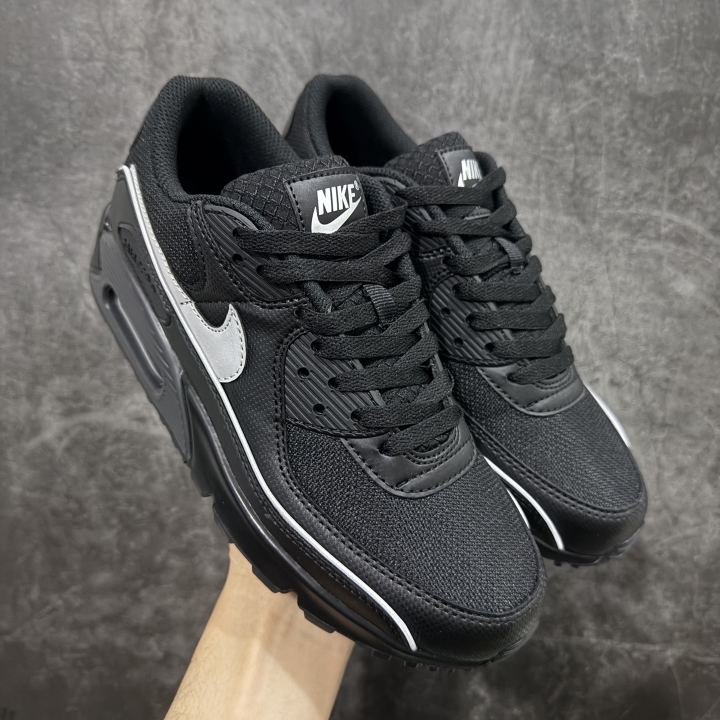 【Max纯原版】Nike Air Max 90 Leather 舒适时尚减震耐磨透气 低帮 气垫 休闲跑步鞋 男款 纯白 货号：IF0670-002 顶级90款问市 开发数月 原版开发 多道QC质检 鞋型完美复刻 原厂级别工艺 正确色卡 正确气垫蓝光 正确大底 独家私模 采用进口头层牛皮拼接 定位高端市场 行业标杆工艺 尺码：39 40 40.5 41 42 42.5 43 44 44.5 45 46-选品中心