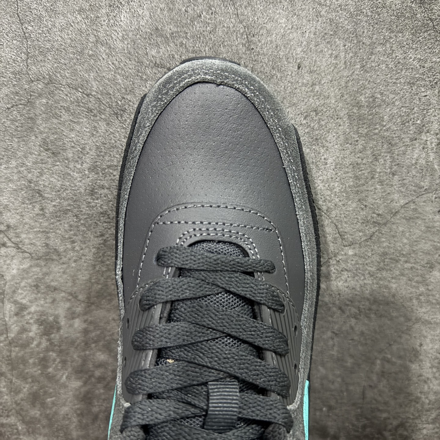 图片[5]-【Max纯原版】Nike Air Max 90 Leather 舒适时尚减震耐磨透气 低帮 气垫 休闲跑步鞋 男款 纯白 货号：HV4517-002 顶级90款问市 开发数月 原版开发 多道QC质检 鞋型完美复刻 原厂级别工艺 正确色卡 正确气垫蓝光 正确大底 独家私模 采用进口头层牛皮拼接 定位高端市场 行业标杆工艺 尺码：39 40 40.5 41 42 42.5 43 44 44.5 45 46-选品中心