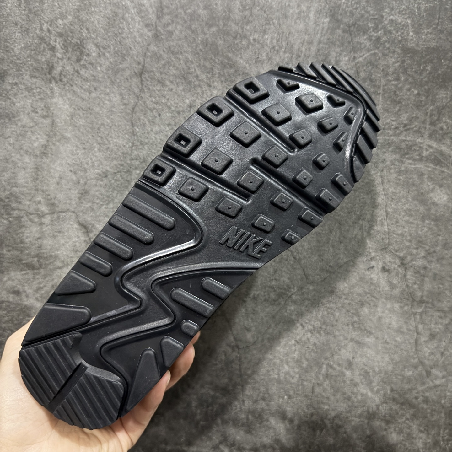 图片[9]-【Max纯原版】Nike Air Max 90 Leather 舒适时尚减震耐磨透气 低帮 气垫 休闲跑步鞋 男款 纯白 货号：HV4517-002 顶级90款问市 开发数月 原版开发 多道QC质检 鞋型完美复刻 原厂级别工艺 正确色卡 正确气垫蓝光 正确大底 独家私模 采用进口头层牛皮拼接 定位高端市场 行业标杆工艺 尺码：39 40 40.5 41 42 42.5 43 44 44.5 45 46-选品中心