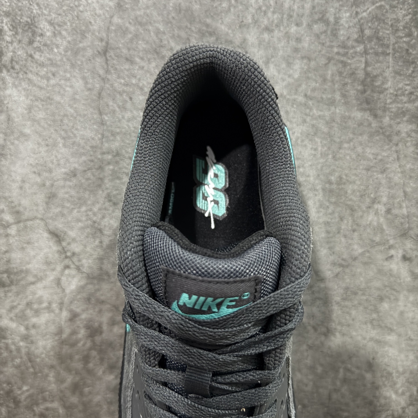 图片[8]-【Max纯原版】Nike Air Max 90 Leather 舒适时尚减震耐磨透气 低帮 气垫 休闲跑步鞋 男款 纯白 货号：HV4517-002 顶级90款问市 开发数月 原版开发 多道QC质检 鞋型完美复刻 原厂级别工艺 正确色卡 正确气垫蓝光 正确大底 独家私模 采用进口头层牛皮拼接 定位高端市场 行业标杆工艺 尺码：39 40 40.5 41 42 42.5 43 44 44.5 45 46-选品中心