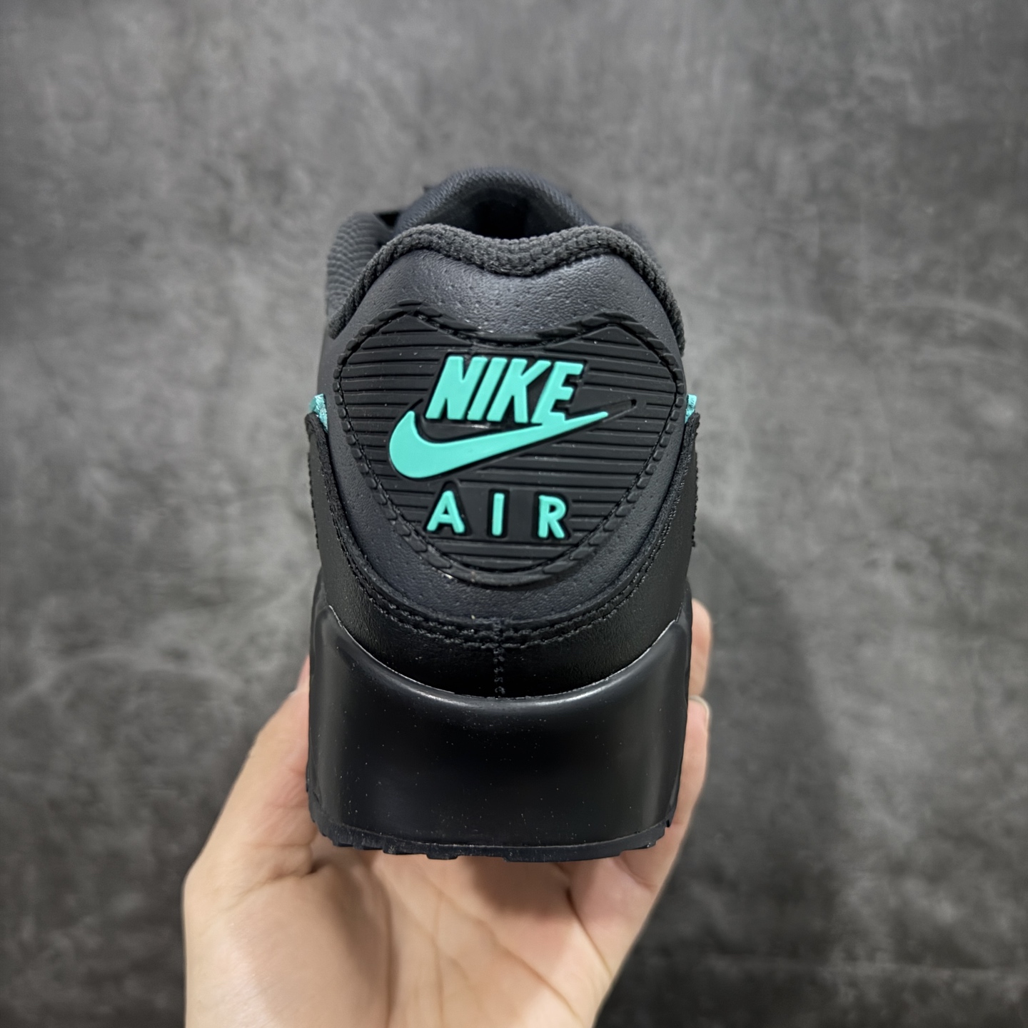 图片[4]-【Max纯原版】Nike Air Max 90 Leather 舒适时尚减震耐磨透气 低帮 气垫 休闲跑步鞋 男款 纯白 货号：HV4517-002 顶级90款问市 开发数月 原版开发 多道QC质检 鞋型完美复刻 原厂级别工艺 正确色卡 正确气垫蓝光 正确大底 独家私模 采用进口头层牛皮拼接 定位高端市场 行业标杆工艺 尺码：39 40 40.5 41 42 42.5 43 44 44.5 45 46-选品中心