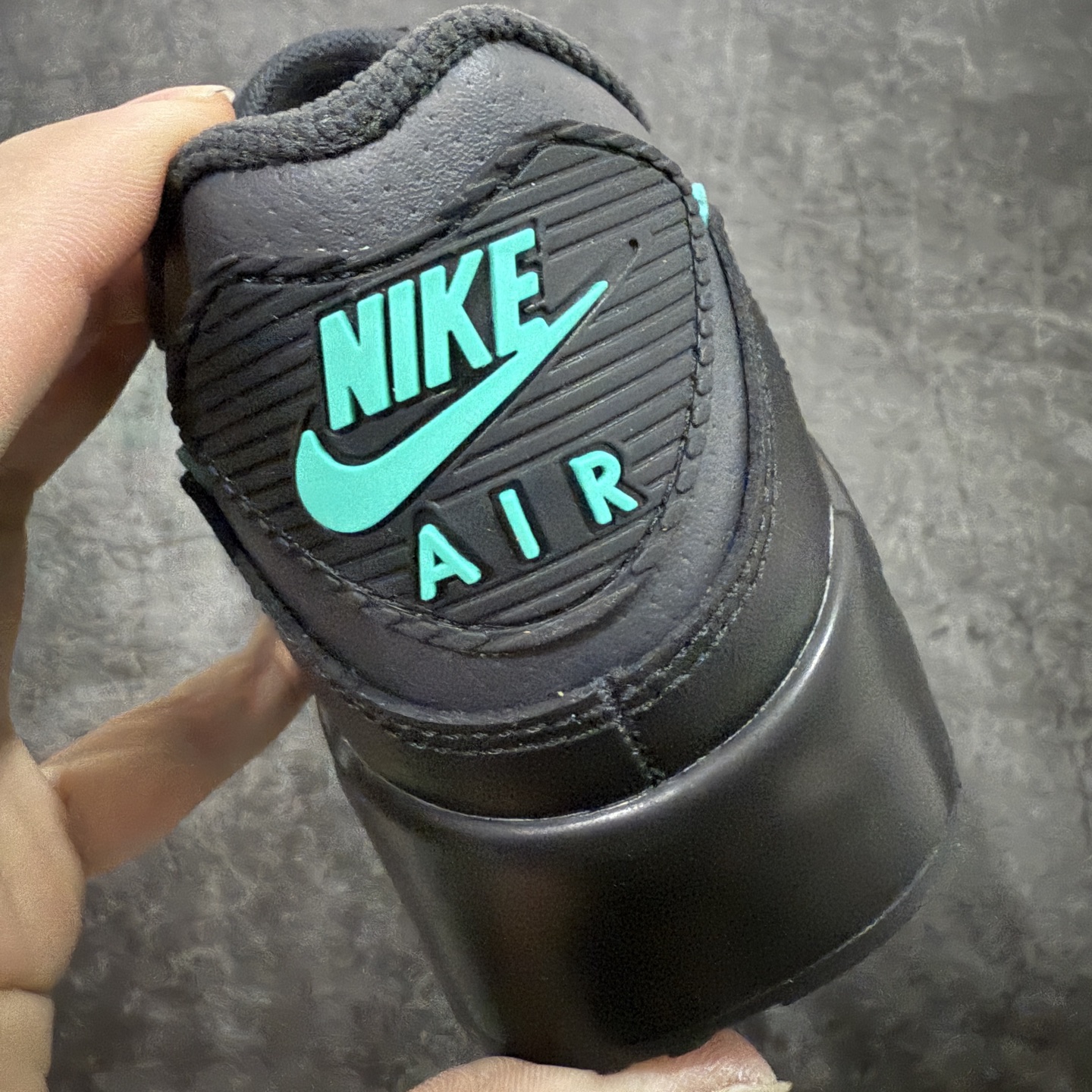 图片[2]-【Max纯原版】Nike Air Max 90 Leather 舒适时尚减震耐磨透气 低帮 气垫 休闲跑步鞋 男款 纯白 货号：HV4517-002 顶级90款问市 开发数月 原版开发 多道QC质检 鞋型完美复刻 原厂级别工艺 正确色卡 正确气垫蓝光 正确大底 独家私模 采用进口头层牛皮拼接 定位高端市场 行业标杆工艺 尺码：39 40 40.5 41 42 42.5 43 44 44.5 45 46-选品中心