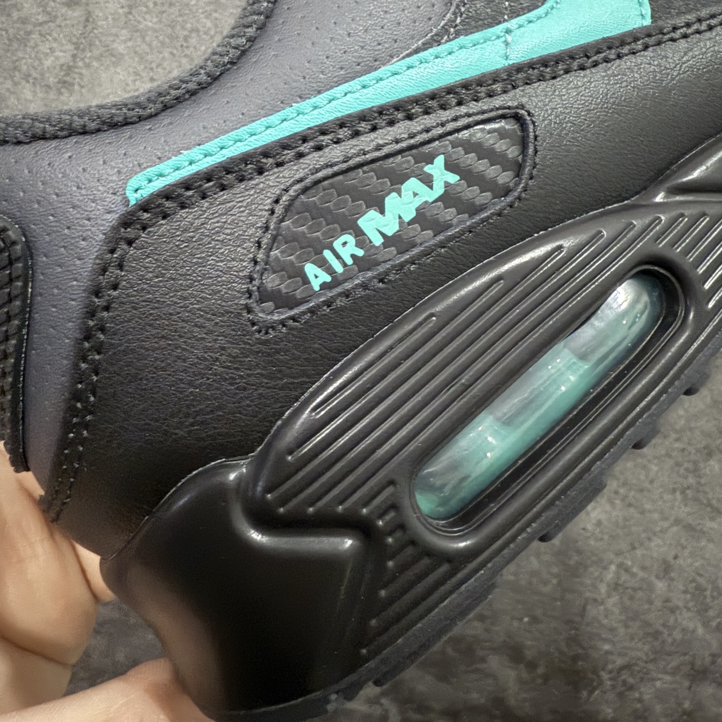 图片[3]-【Max纯原版】Nike Air Max 90 Leather 舒适时尚减震耐磨透气 低帮 气垫 休闲跑步鞋 男款 纯白 货号：HV4517-002 顶级90款问市 开发数月 原版开发 多道QC质检 鞋型完美复刻 原厂级别工艺 正确色卡 正确气垫蓝光 正确大底 独家私模 采用进口头层牛皮拼接 定位高端市场 行业标杆工艺 尺码：39 40 40.5 41 42 42.5 43 44 44.5 45 46-选品中心