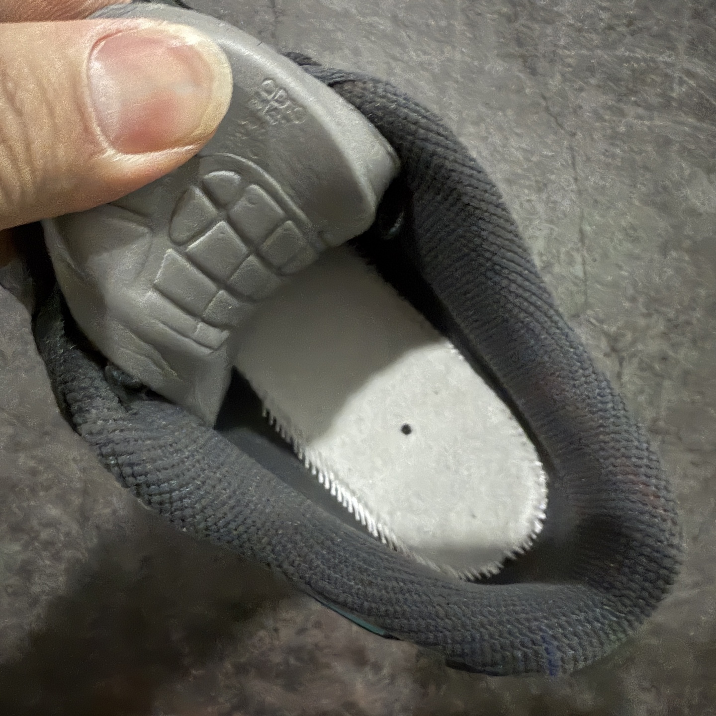 图片[9]-【Max纯原版】Nike Air Max 90 Leather 舒适时尚减震耐磨透气 低帮 气垫 休闲跑步鞋 男款 纯白 货号：HV4517-002 顶级90款问市 开发数月 原版开发 多道QC质检 鞋型完美复刻 原厂级别工艺 正确色卡 正确气垫蓝光 正确大底 独家私模 采用进口头层牛皮拼接 定位高端市场 行业标杆工艺 尺码：39 40 40.5 41 42 42.5 43 44 44.5 45 46-选品中心