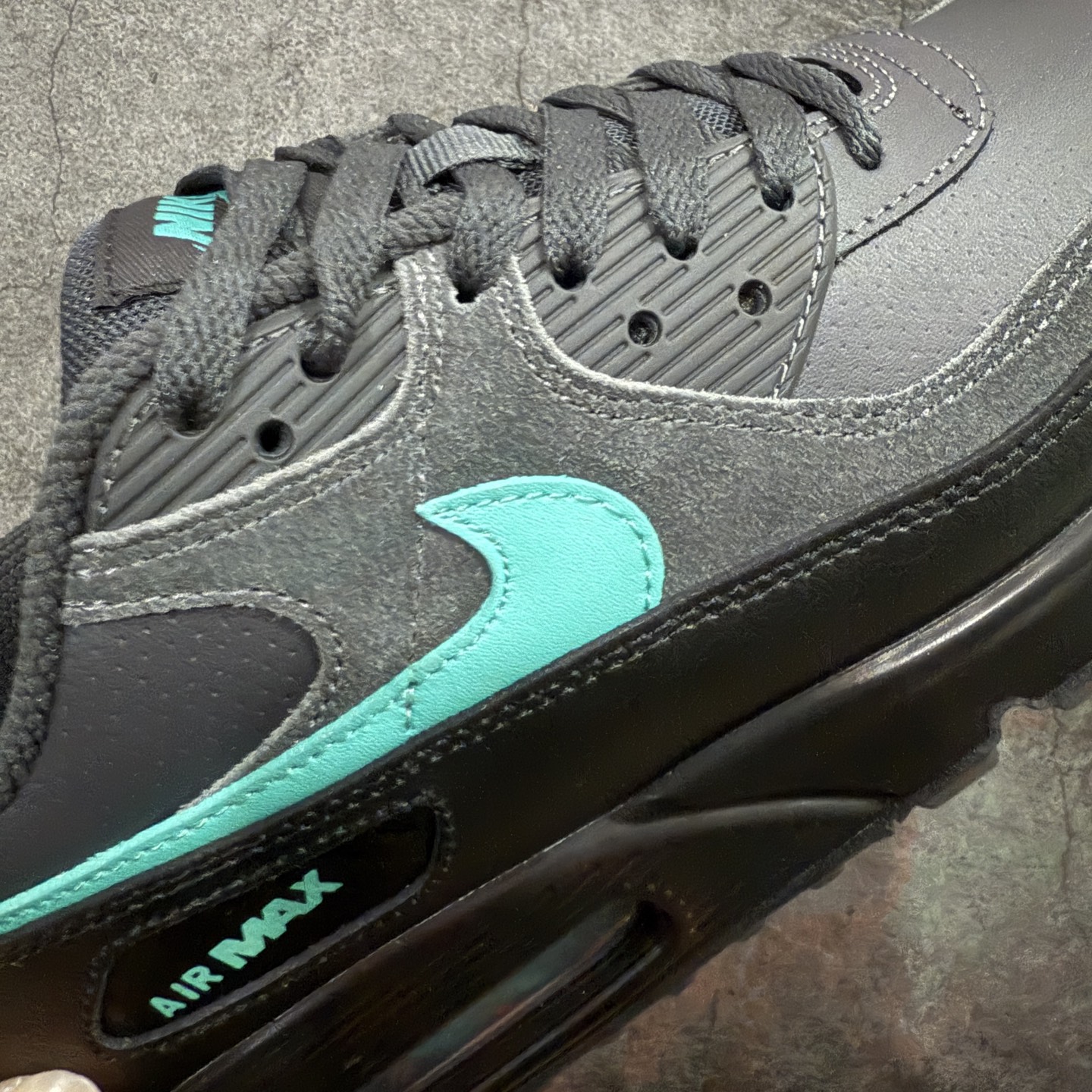 图片[4]-【Max纯原版】Nike Air Max 90 Leather 舒适时尚减震耐磨透气 低帮 气垫 休闲跑步鞋 男款 纯白 货号：HV4517-002 顶级90款问市 开发数月 原版开发 多道QC质检 鞋型完美复刻 原厂级别工艺 正确色卡 正确气垫蓝光 正确大底 独家私模 采用进口头层牛皮拼接 定位高端市场 行业标杆工艺 尺码：39 40 40.5 41 42 42.5 43 44 44.5 45 46-选品中心