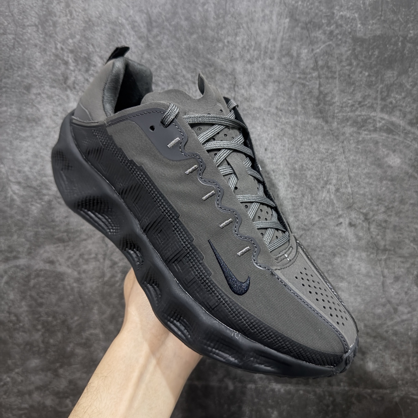 图片[3]-【RS纯原】HYEIN SEO x NK Ava Rover 百搭舒适耐磨低帮跑步鞋 男女同款 HQ2863-300 正确原盒 区别市场错误版本 版型细节都更好 品质到位💪 流线型轮廓，通过轻薄物料鞋面结合 TPU 网格状支撑示人，增厚的中底材质选用 ReactX 加持，华夫外底收尾。鞋垫与后跟鞋提，克制点缀 Hyein Seo 字样。鞋垫与鞋提则采用菱形格纹的变化元素呈现。 尺码：35 36 36.5 37.5 38 38.5 39 40 40.5 41 42 42.5 43 44 44.5 45 46-选品中心