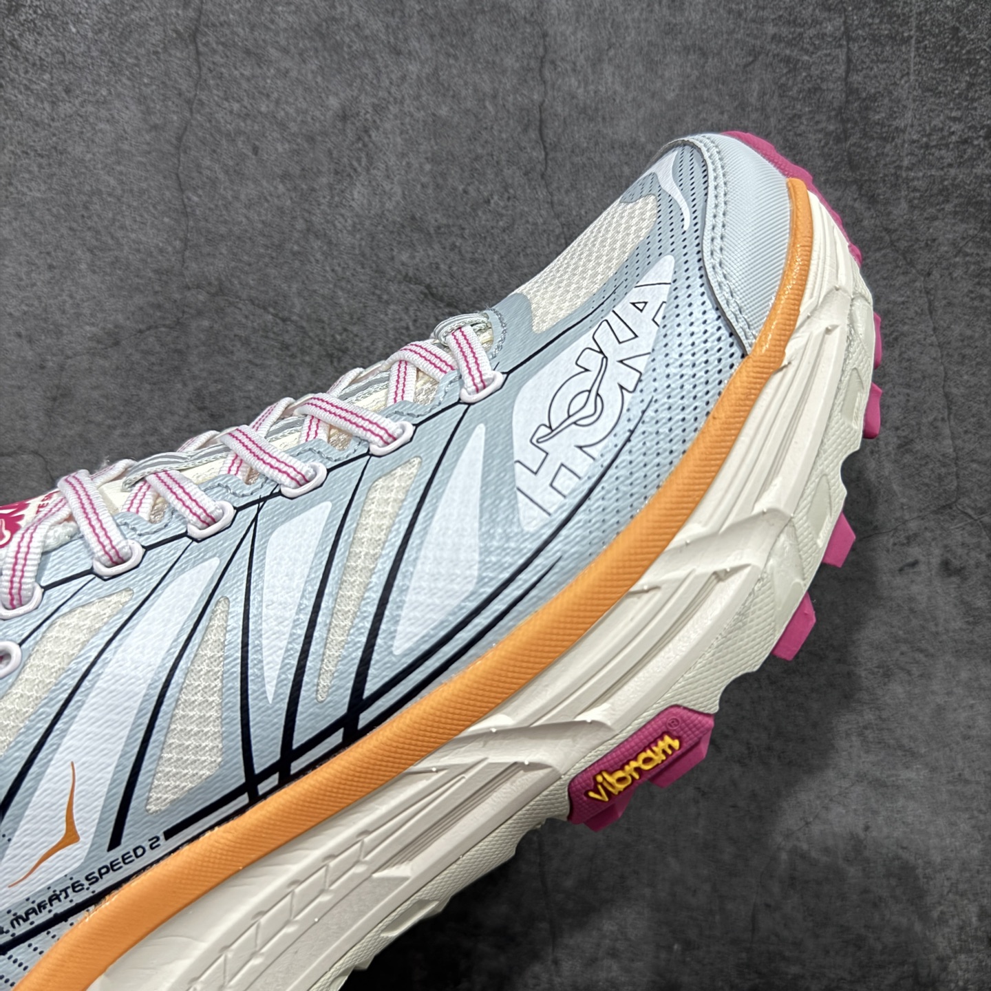 图片[6]-【纯原H版】HOKA ONE ONE Mafate Speed 2 Low 玛法特2代系列低帮轻量户外越野休闲运动慢跑鞋 正确组合底 市场顶级版本 上脚赞到报爆 轻盈舒适 鞋面采用超轻的无缝架构 轻薄的TPU贴在透气的鞋面材料上 减轻重量同时也保证了支撑性 鞋底采用滚动平衡技术 引导跑者回归自然步态 祖传的神奇EVA材质中底依旧是一如既往地表现优秀 能提供充足的缓震 作为HOKA家的越野跑鞋 VIBRAM 橡胶大底也是必不可少的 即便在复杂湿滑的地形 依旧能有良好的抓地力及稳定性 鞋带采用了弹性不易松脱的扁宽弹性鞋带 前掌与中掌部分也进行了加宽 也更加适合亚洲人的脚型 是一款十分全面且足够强悍的户外硬核越野鞋 日常搭配的话短裤是基本不挑 阔腿裤 工装裤以及各种长筒牛仔裤都可以 尺码：36 36.5 37.5 38 38.5 39 40 40.5 41 42 42.5 43 44 44.5 45-选品中心