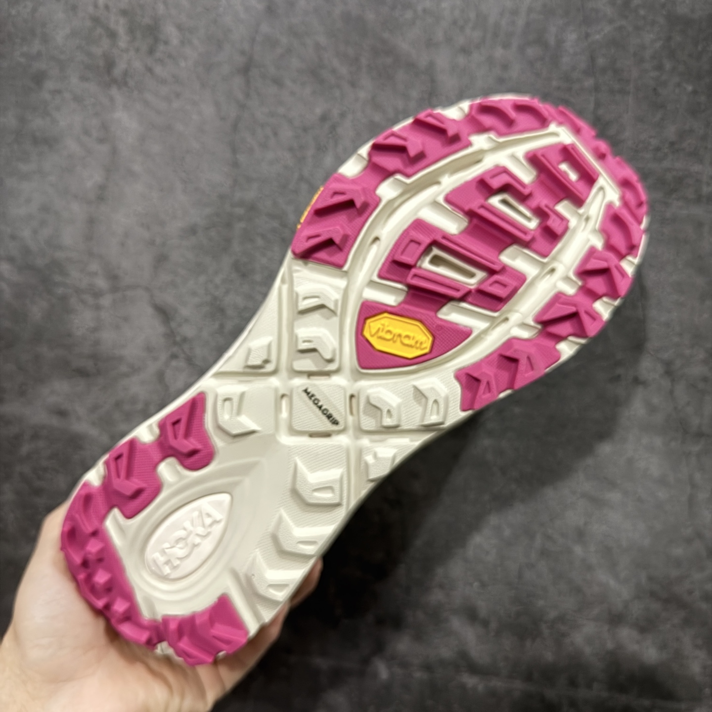 图片[9]-【纯原H版】HOKA ONE ONE Mafate Speed 2 Low 玛法特2代系列低帮轻量户外越野休闲运动慢跑鞋 正确组合底 市场顶级版本 上脚赞到报爆 轻盈舒适 鞋面采用超轻的无缝架构 轻薄的TPU贴在透气的鞋面材料上 减轻重量同时也保证了支撑性 鞋底采用滚动平衡技术 引导跑者回归自然步态 祖传的神奇EVA材质中底依旧是一如既往地表现优秀 能提供充足的缓震 作为HOKA家的越野跑鞋 VIBRAM 橡胶大底也是必不可少的 即便在复杂湿滑的地形 依旧能有良好的抓地力及稳定性 鞋带采用了弹性不易松脱的扁宽弹性鞋带 前掌与中掌部分也进行了加宽 也更加适合亚洲人的脚型 是一款十分全面且足够强悍的户外硬核越野鞋 日常搭配的话短裤是基本不挑 阔腿裤 工装裤以及各种长筒牛仔裤都可以 尺码：36 36.5 37.5 38 38.5 39 40 40.5 41 42 42.5 43 44 44.5 45-选品中心