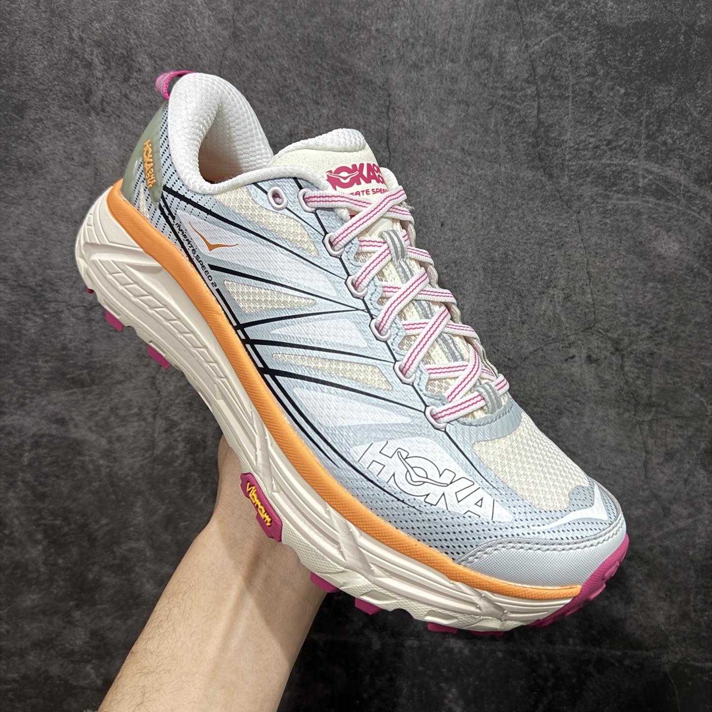 图片[3]-【纯原H版】HOKA ONE ONE Mafate Speed 2 Low 玛法特2代系列低帮轻量户外越野休闲运动慢跑鞋 正确组合底 市场顶级版本 上脚赞到报爆 轻盈舒适 鞋面采用超轻的无缝架构 轻薄的TPU贴在透气的鞋面材料上 减轻重量同时也保证了支撑性 鞋底采用滚动平衡技术 引导跑者回归自然步态 祖传的神奇EVA材质中底依旧是一如既往地表现优秀 能提供充足的缓震 作为HOKA家的越野跑鞋 VIBRAM 橡胶大底也是必不可少的 即便在复杂湿滑的地形 依旧能有良好的抓地力及稳定性 鞋带采用了弹性不易松脱的扁宽弹性鞋带 前掌与中掌部分也进行了加宽 也更加适合亚洲人的脚型 是一款十分全面且足够强悍的户外硬核越野鞋 日常搭配的话短裤是基本不挑 阔腿裤 工装裤以及各种长筒牛仔裤都可以 尺码：36 36.5 37.5 38 38.5 39 40 40.5 41 42 42.5 43 44 44.5 45-选品中心