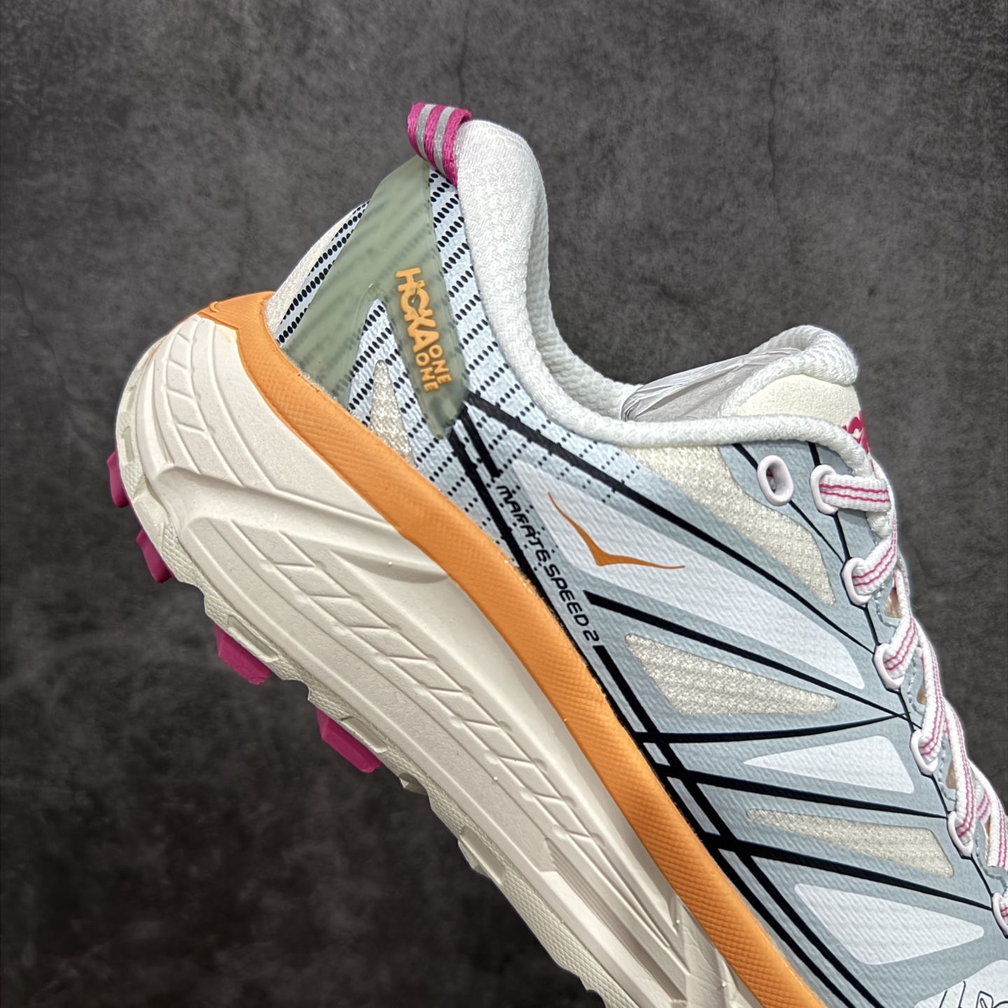 图片[7]-【纯原H版】HOKA ONE ONE Mafate Speed 2 Low 玛法特2代系列低帮轻量户外越野休闲运动慢跑鞋 正确组合底 市场顶级版本 上脚赞到报爆 轻盈舒适 鞋面采用超轻的无缝架构 轻薄的TPU贴在透气的鞋面材料上 减轻重量同时也保证了支撑性 鞋底采用滚动平衡技术 引导跑者回归自然步态 祖传的神奇EVA材质中底依旧是一如既往地表现优秀 能提供充足的缓震 作为HOKA家的越野跑鞋 VIBRAM 橡胶大底也是必不可少的 即便在复杂湿滑的地形 依旧能有良好的抓地力及稳定性 鞋带采用了弹性不易松脱的扁宽弹性鞋带 前掌与中掌部分也进行了加宽 也更加适合亚洲人的脚型 是一款十分全面且足够强悍的户外硬核越野鞋 日常搭配的话短裤是基本不挑 阔腿裤 工装裤以及各种长筒牛仔裤都可以 尺码：36 36.5 37.5 38 38.5 39 40 40.5 41 42 42.5 43 44 44.5 45-选品中心