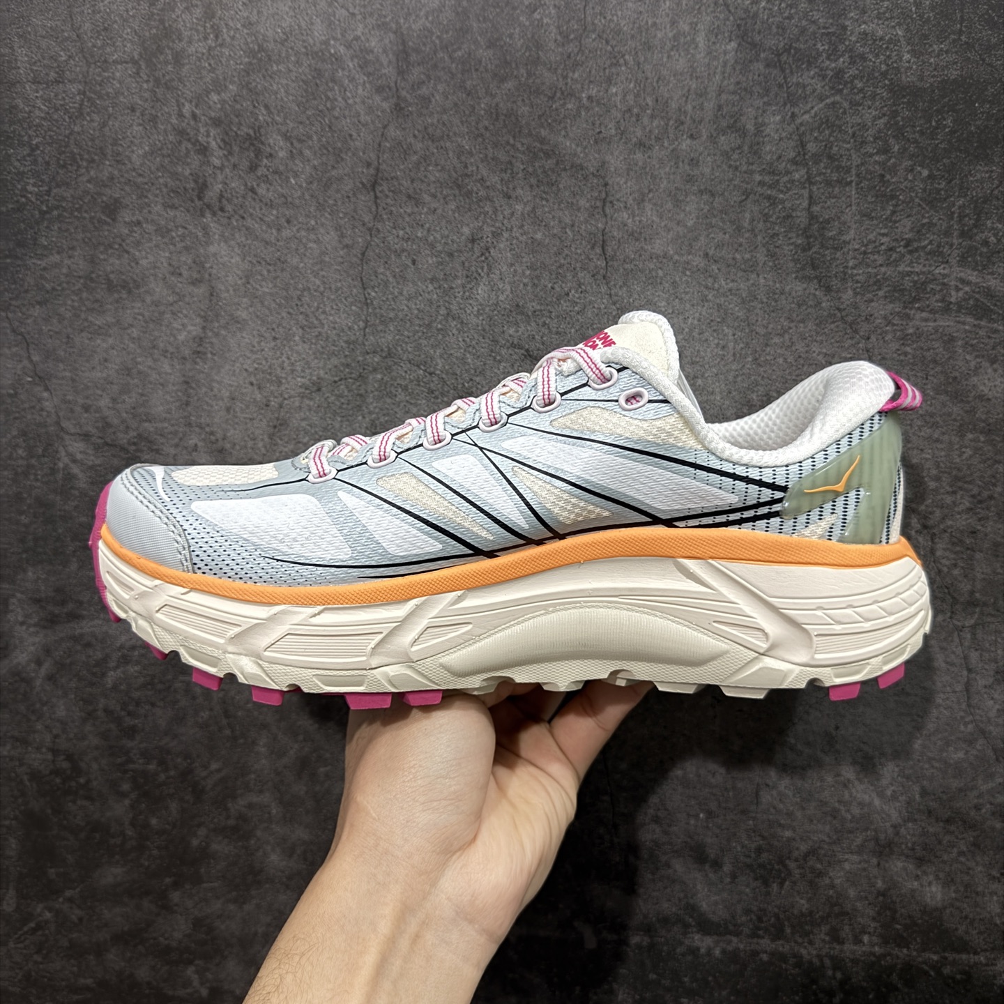 图片[2]-【纯原H版】HOKA ONE ONE Mafate Speed 2 Low 玛法特2代系列低帮轻量户外越野休闲运动慢跑鞋 正确组合底 市场顶级版本 上脚赞到报爆 轻盈舒适 鞋面采用超轻的无缝架构 轻薄的TPU贴在透气的鞋面材料上 减轻重量同时也保证了支撑性 鞋底采用滚动平衡技术 引导跑者回归自然步态 祖传的神奇EVA材质中底依旧是一如既往地表现优秀 能提供充足的缓震 作为HOKA家的越野跑鞋 VIBRAM 橡胶大底也是必不可少的 即便在复杂湿滑的地形 依旧能有良好的抓地力及稳定性 鞋带采用了弹性不易松脱的扁宽弹性鞋带 前掌与中掌部分也进行了加宽 也更加适合亚洲人的脚型 是一款十分全面且足够强悍的户外硬核越野鞋 日常搭配的话短裤是基本不挑 阔腿裤 工装裤以及各种长筒牛仔裤都可以 尺码：36 36.5 37.5 38 38.5 39 40 40.5 41 42 42.5 43 44 44.5 45-选品中心